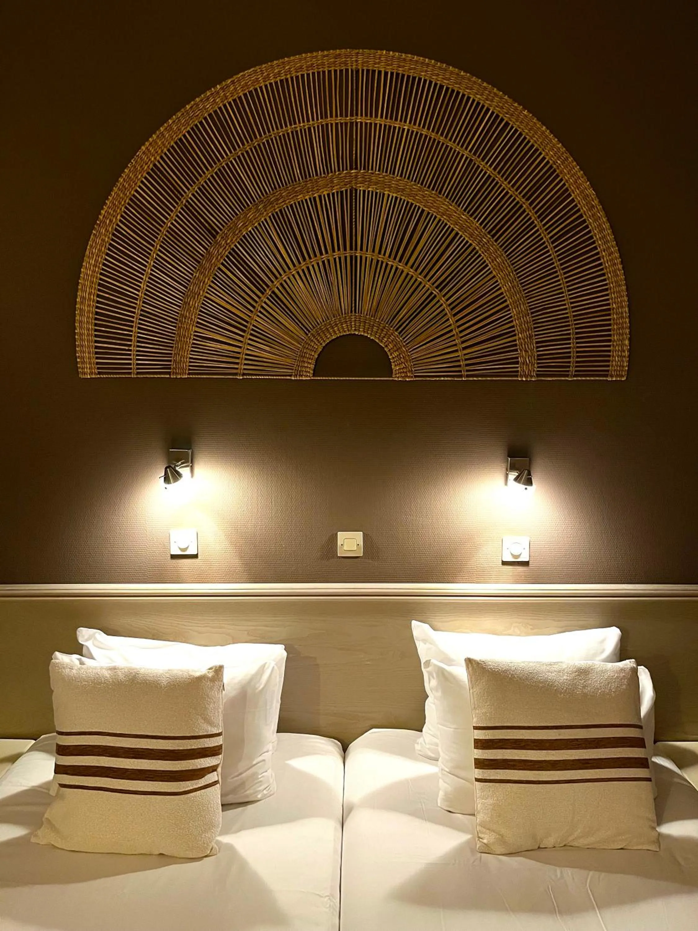 Bed in Cit'Hotel Le Louvre Orange