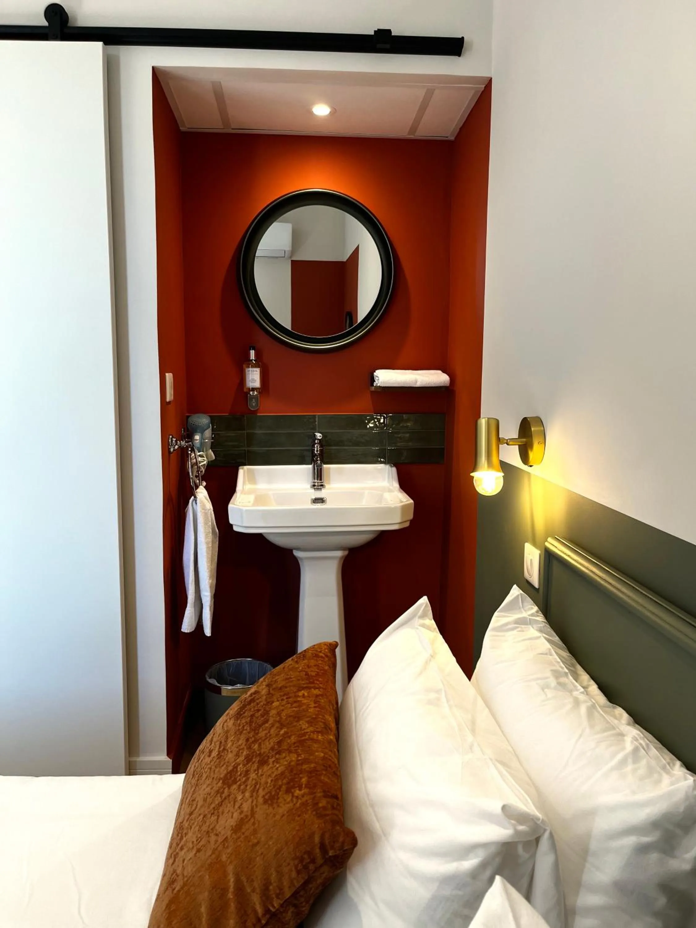 Bathroom, Bed in Cit'Hotel Le Louvre Orange