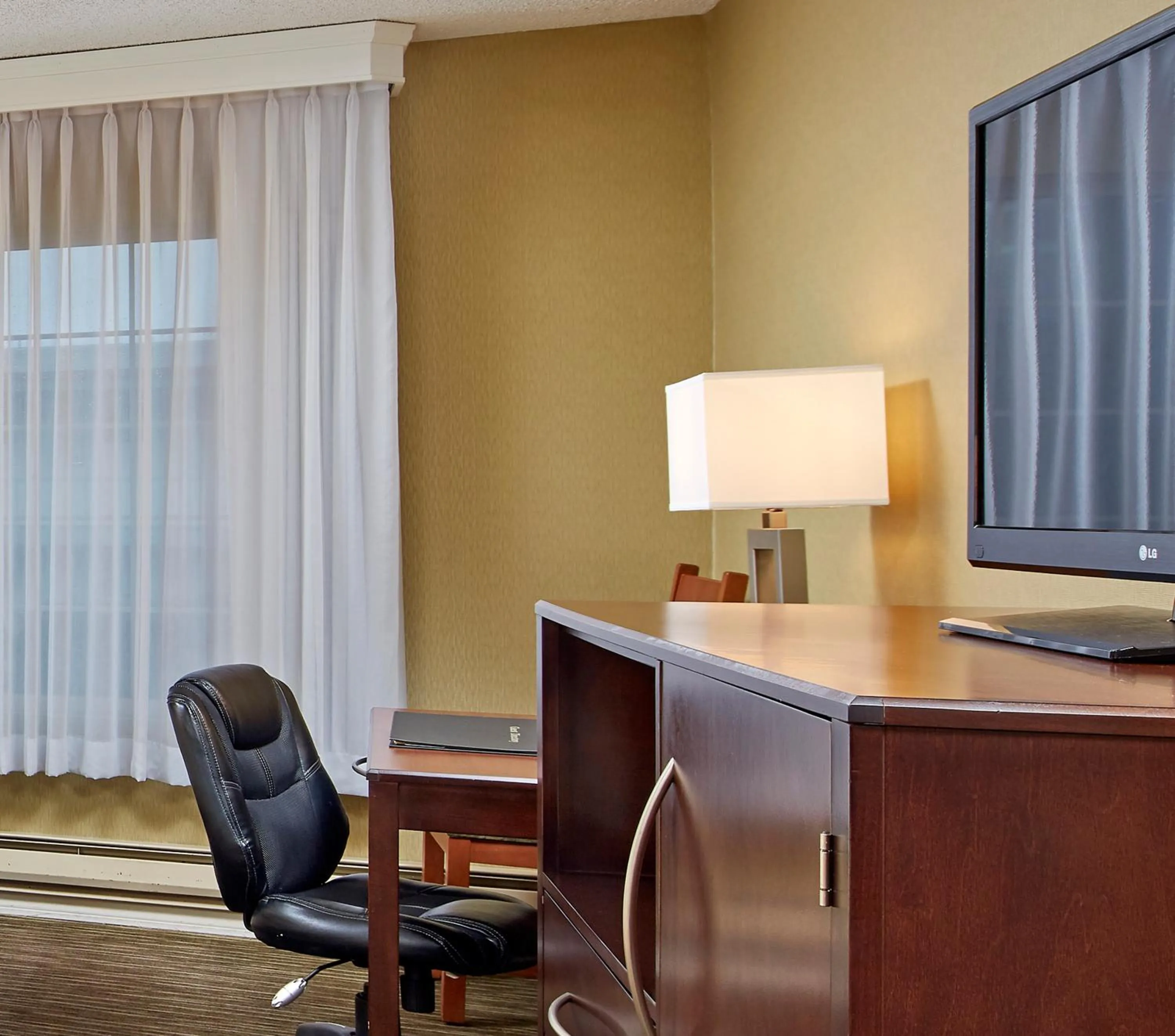 TV and multimedia in Sands by the Sea Motel