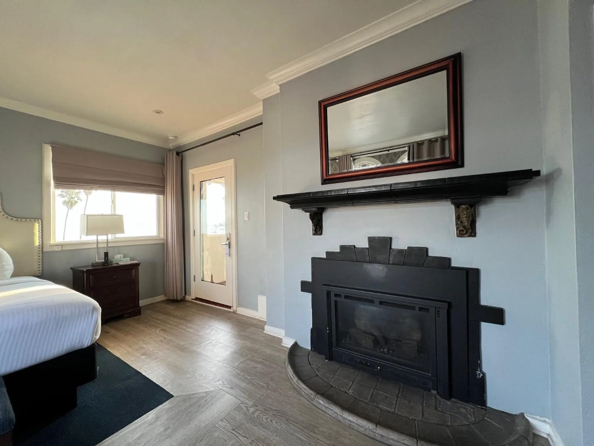fireplace, Bed in Casablanca Inn on The Beach