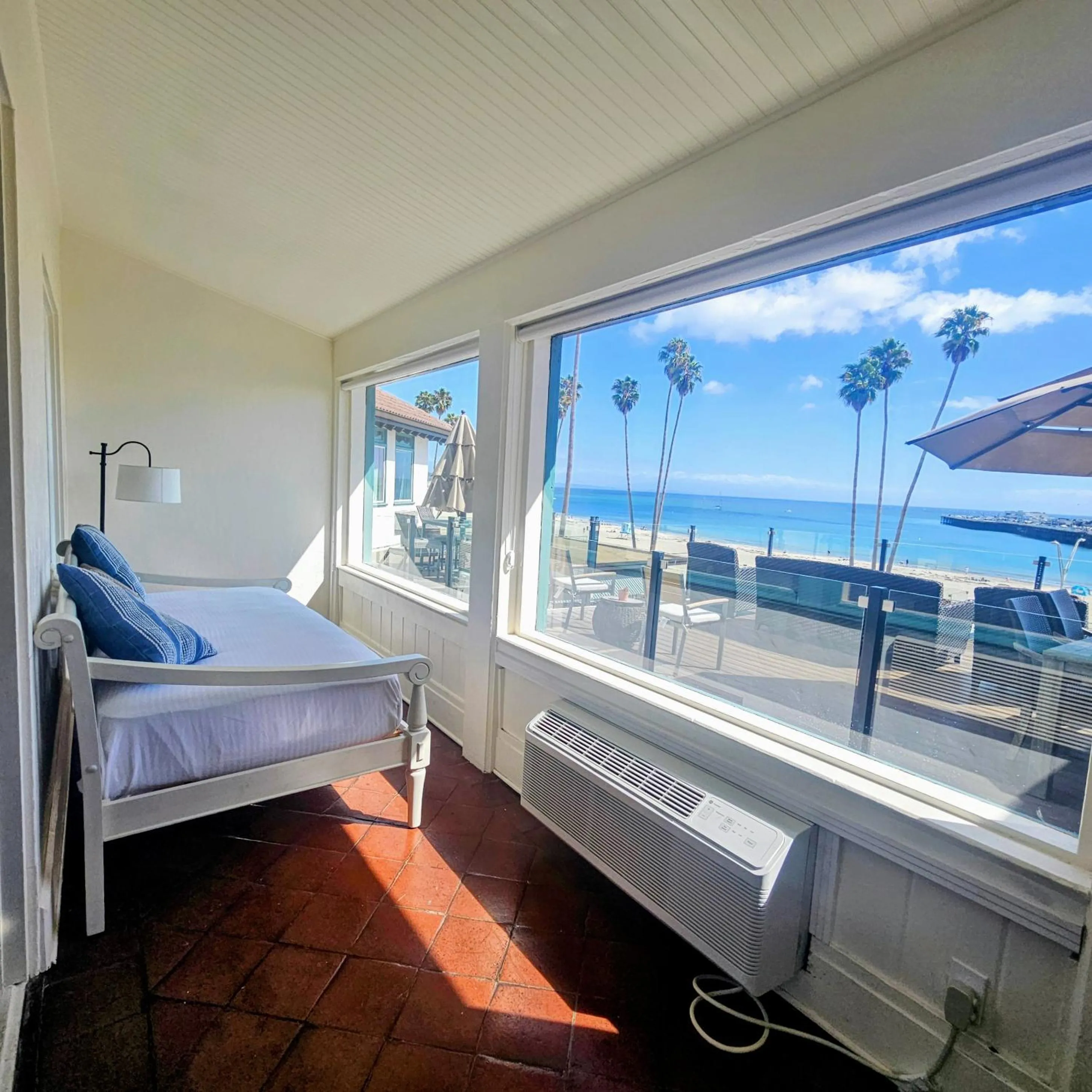 Sea view, Bed in Casablanca Inn on The Beach