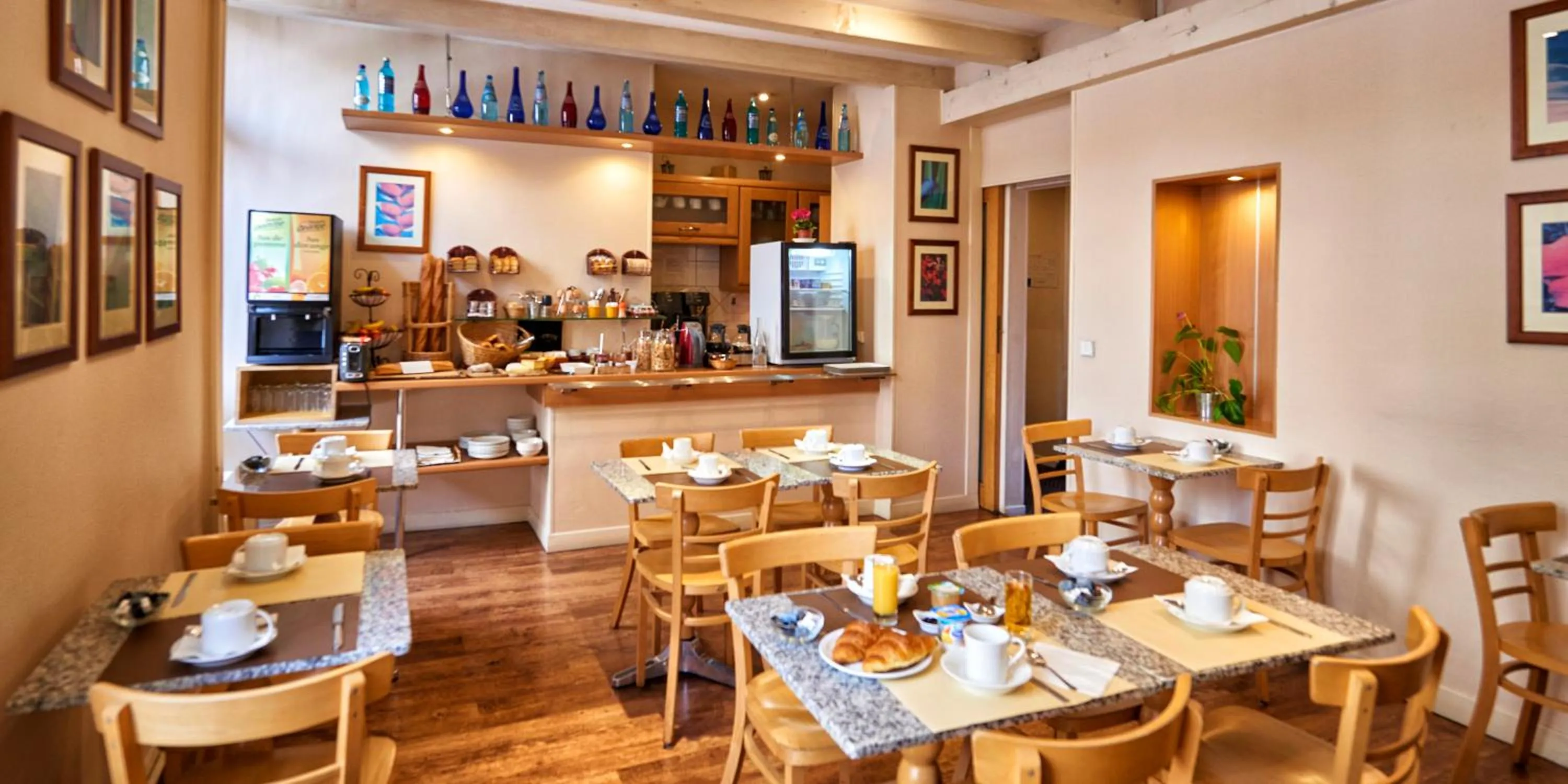 Restaurant/places to eat in Hôtel du Nord