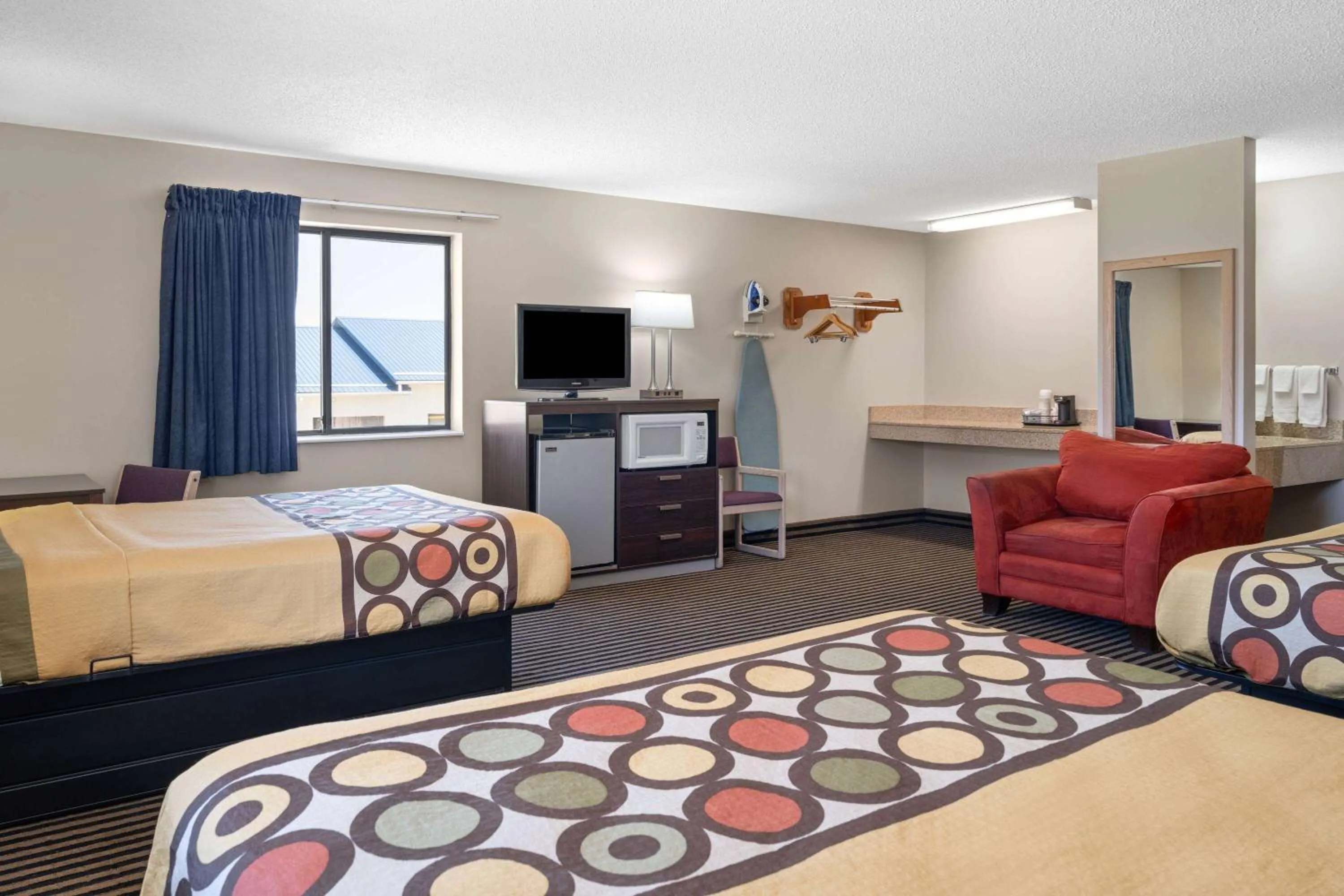 Photo of the whole room, Bed in Super 8 by Wyndham Humboldt