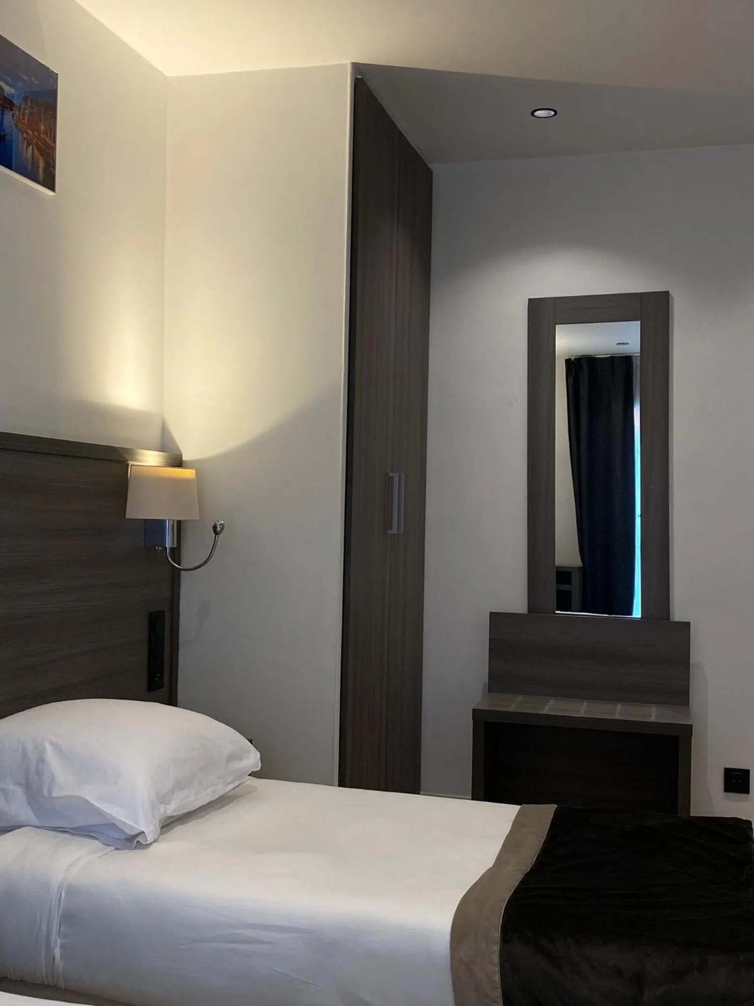 Bedroom, Bed in Hôtel Résidence Châtillon