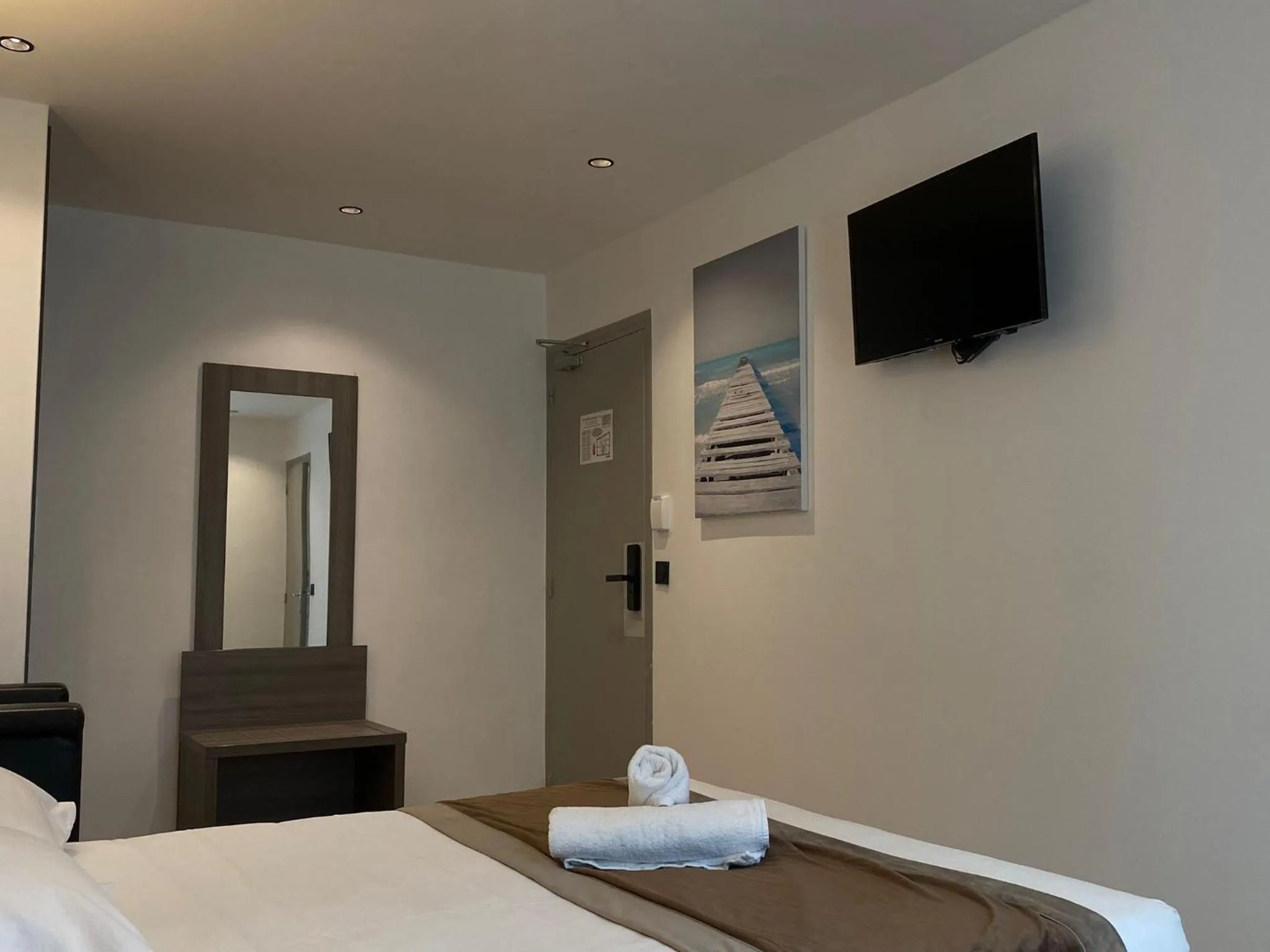 Bedroom, Bed in Hôtel Résidence Châtillon