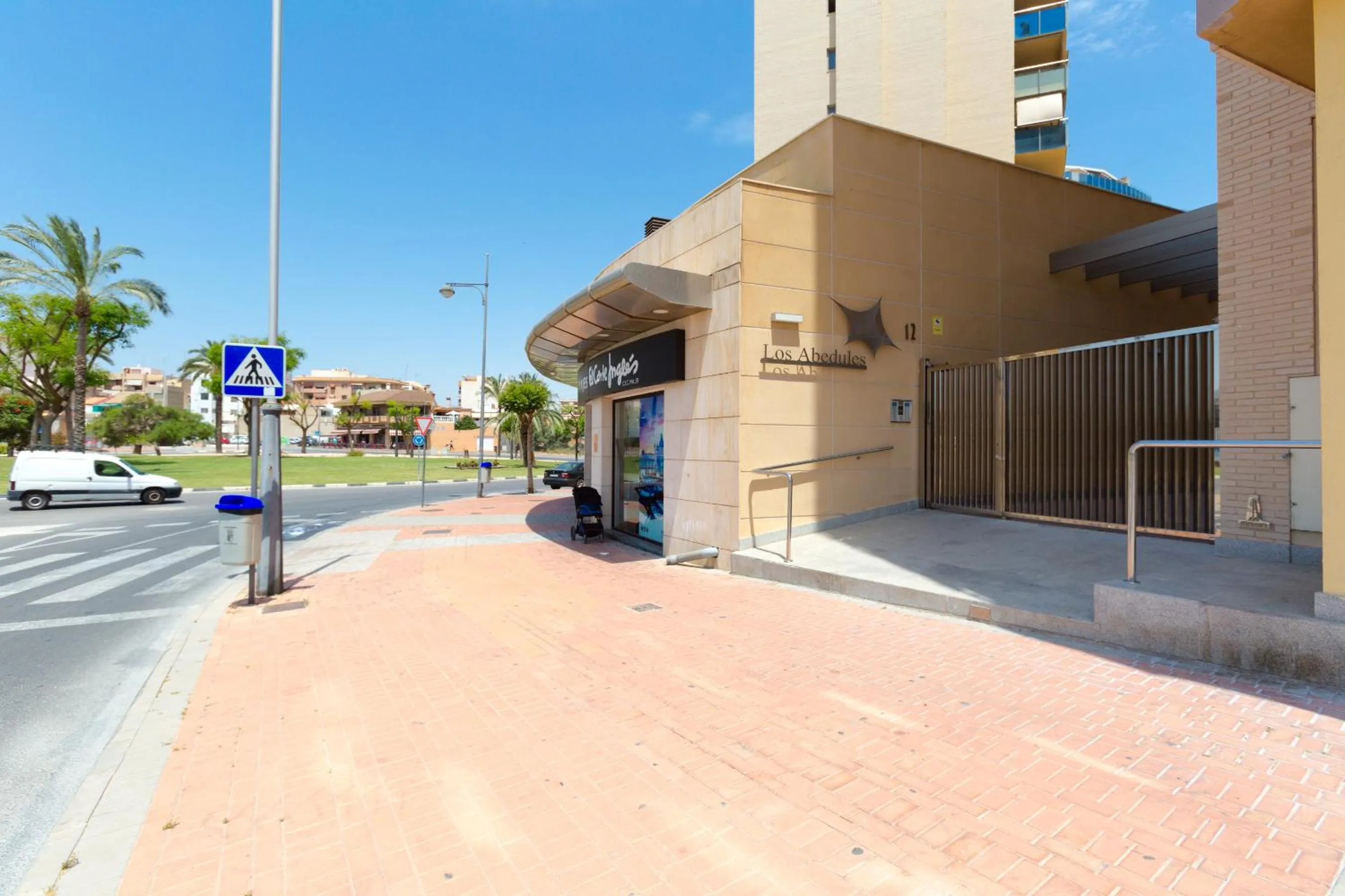 Property building in Hostal12