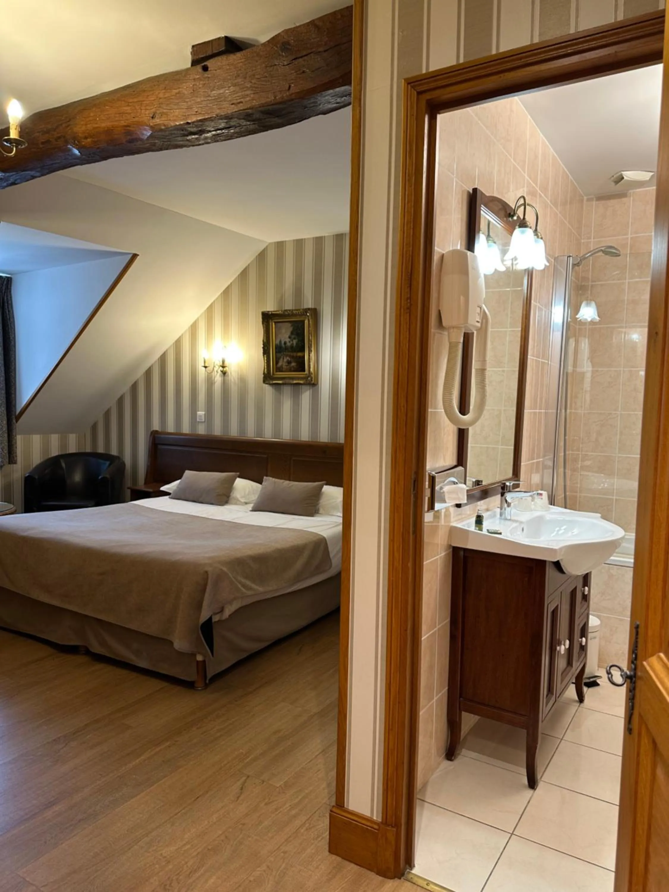 Bed in Logis Hôtel Belle Epoque