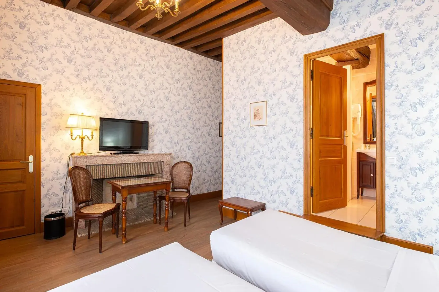 Comfort Twin Room in Logis Hôtel Belle Epoque Comfort Twin Room in Logis Hôtel Belle Epoque