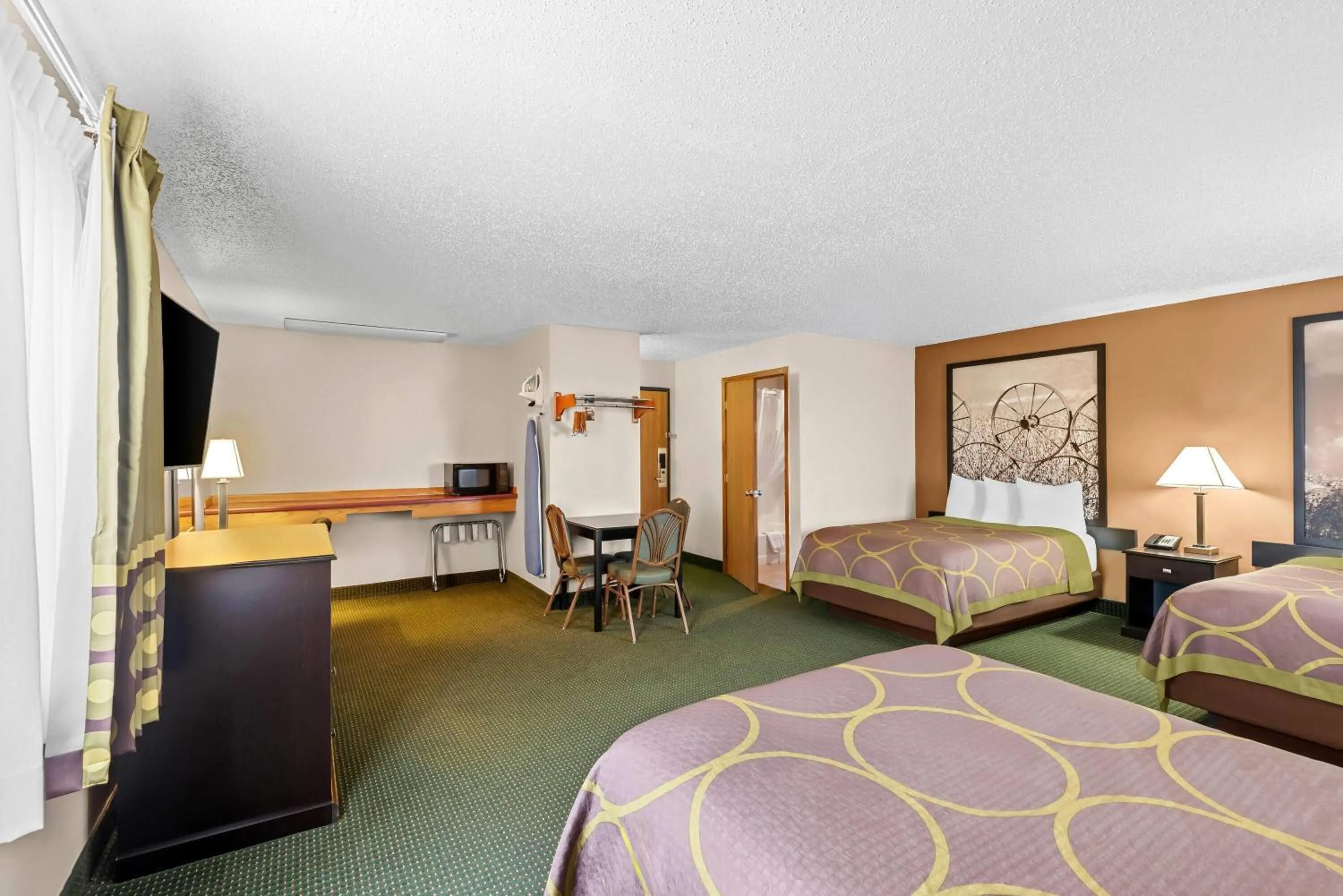 Photo of the whole room, Bed in Super 8 by Wyndham Jefferson