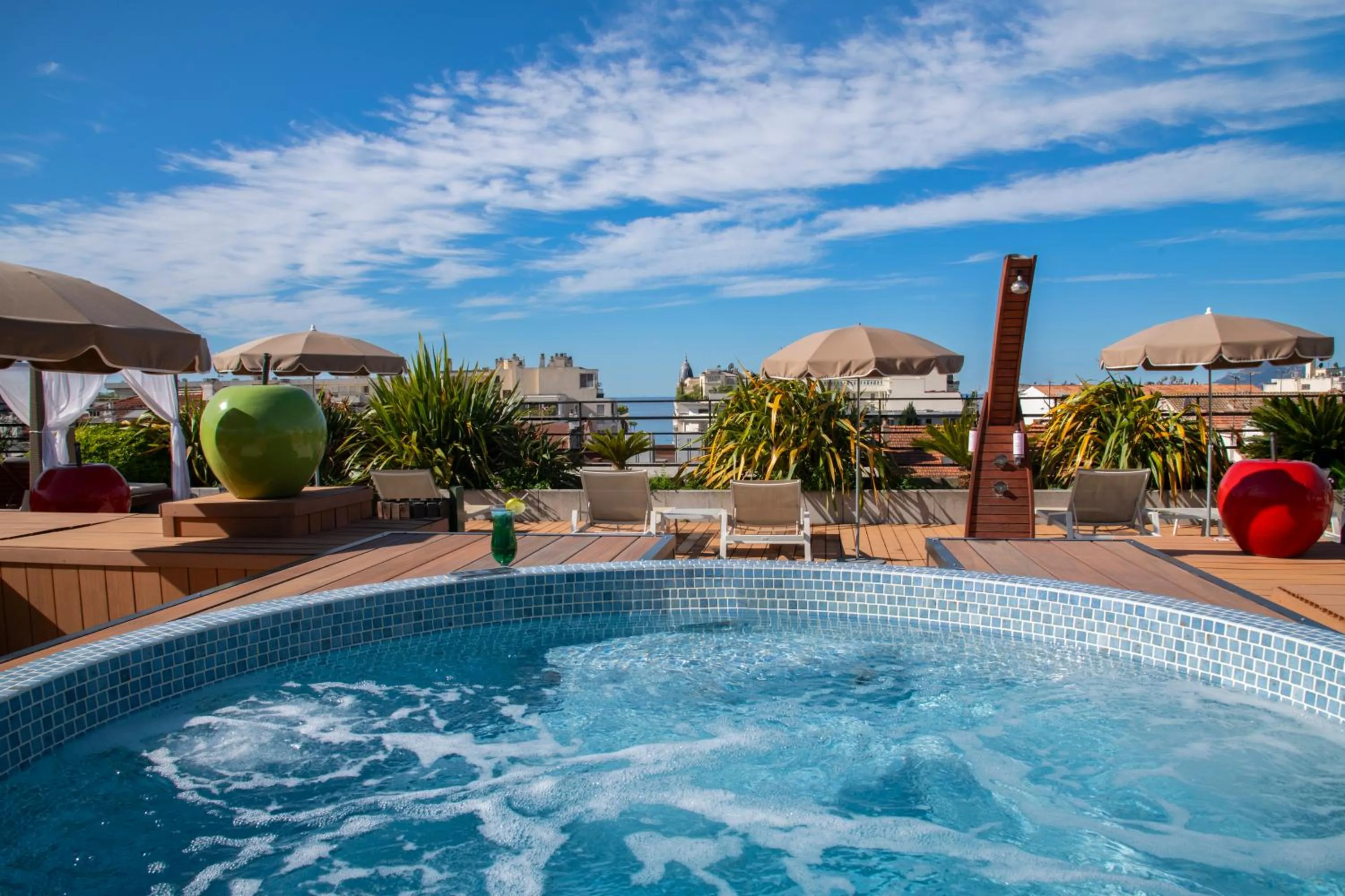 Hot Tub in Best Western Premier Le Patio des Artistes Wellness Jacuzzi