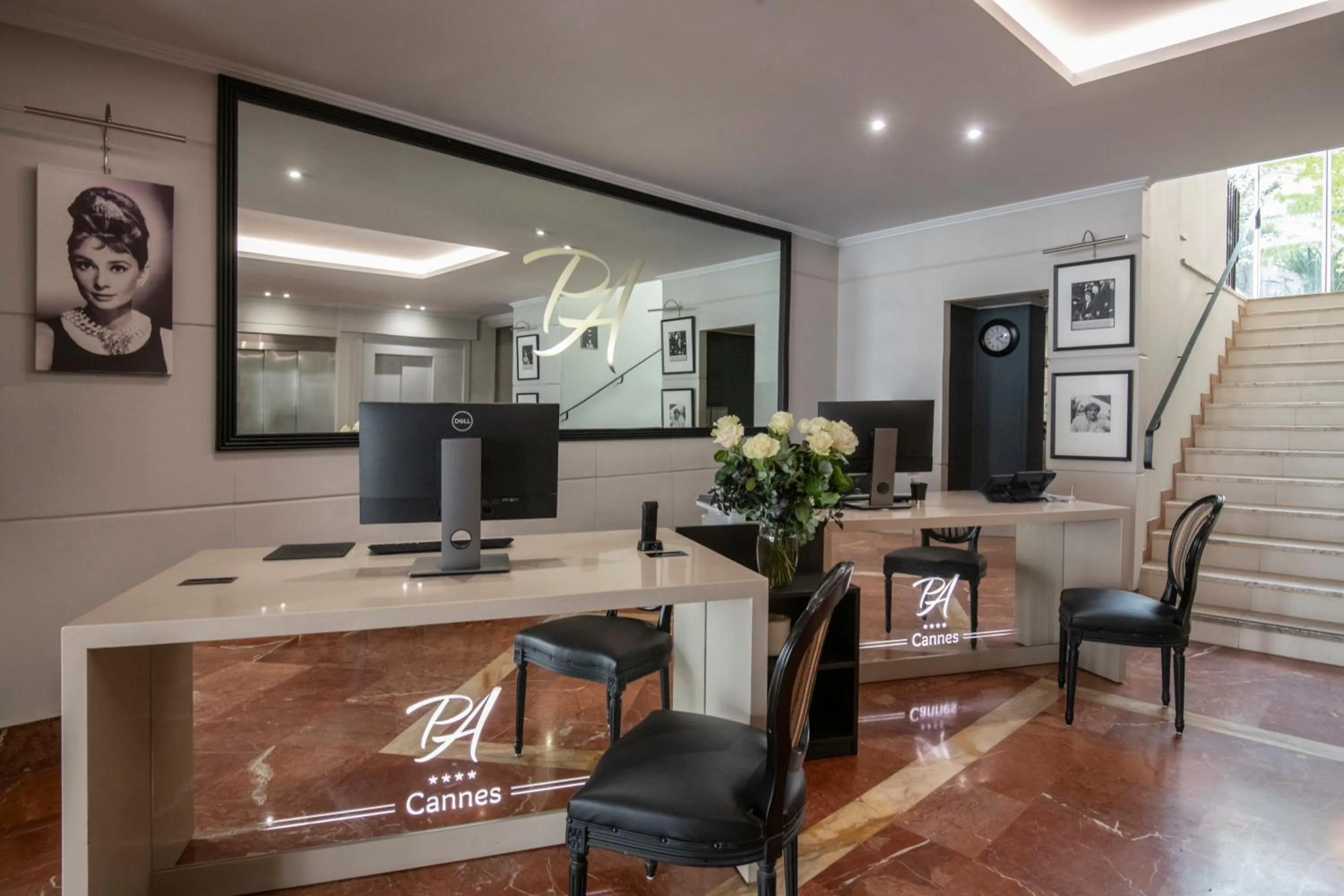 Lobby or reception in Best Western Premier Le Patio des Artistes Wellness Jacuzzi