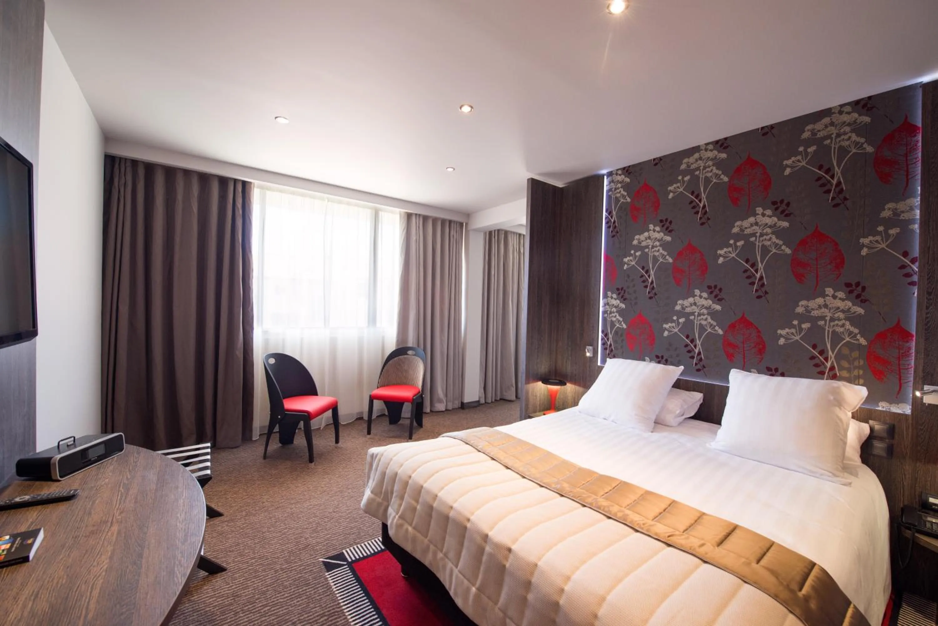 Bedroom, Bed in Best Western Premier Le Patio des Artistes Wellness Jacuzzi