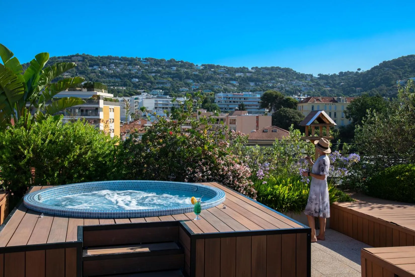 Hot Tub in Best Western Premier Le Patio des Artistes Wellness Jacuzzi