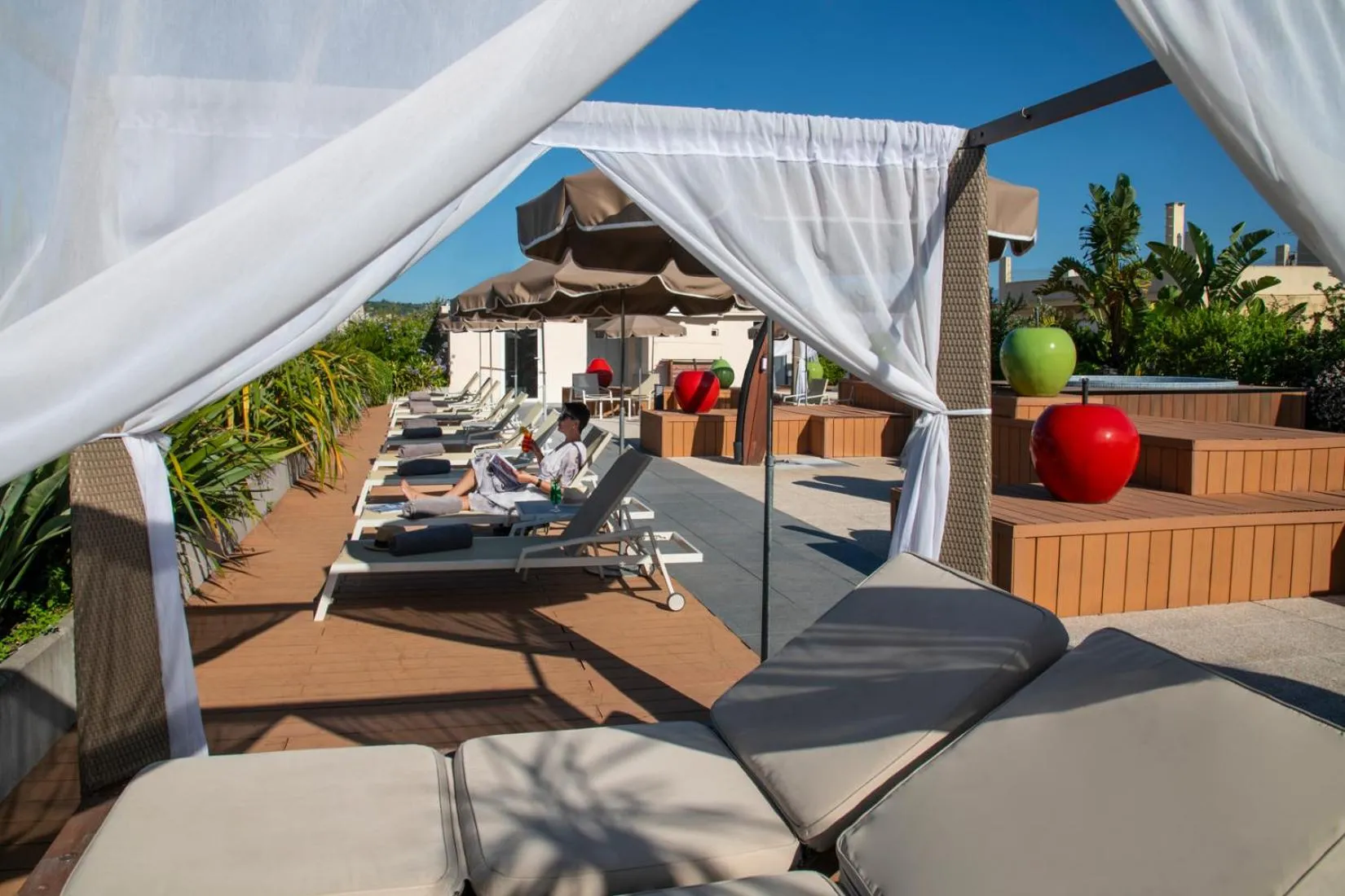 Patio in Best Western Premier Le Patio des Artistes Wellness Jacuzzi