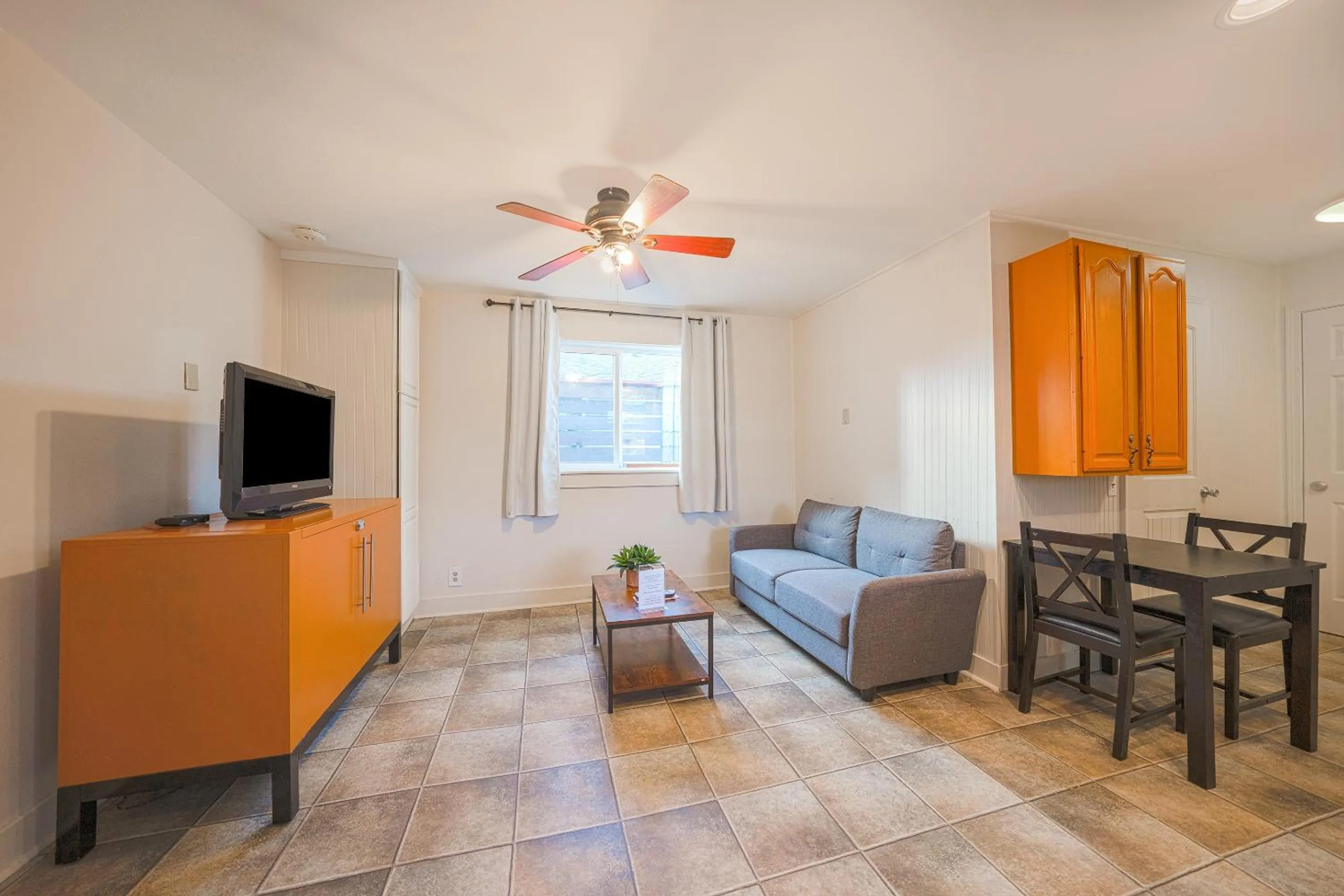 Bedroom in City Centre Motel by OYO