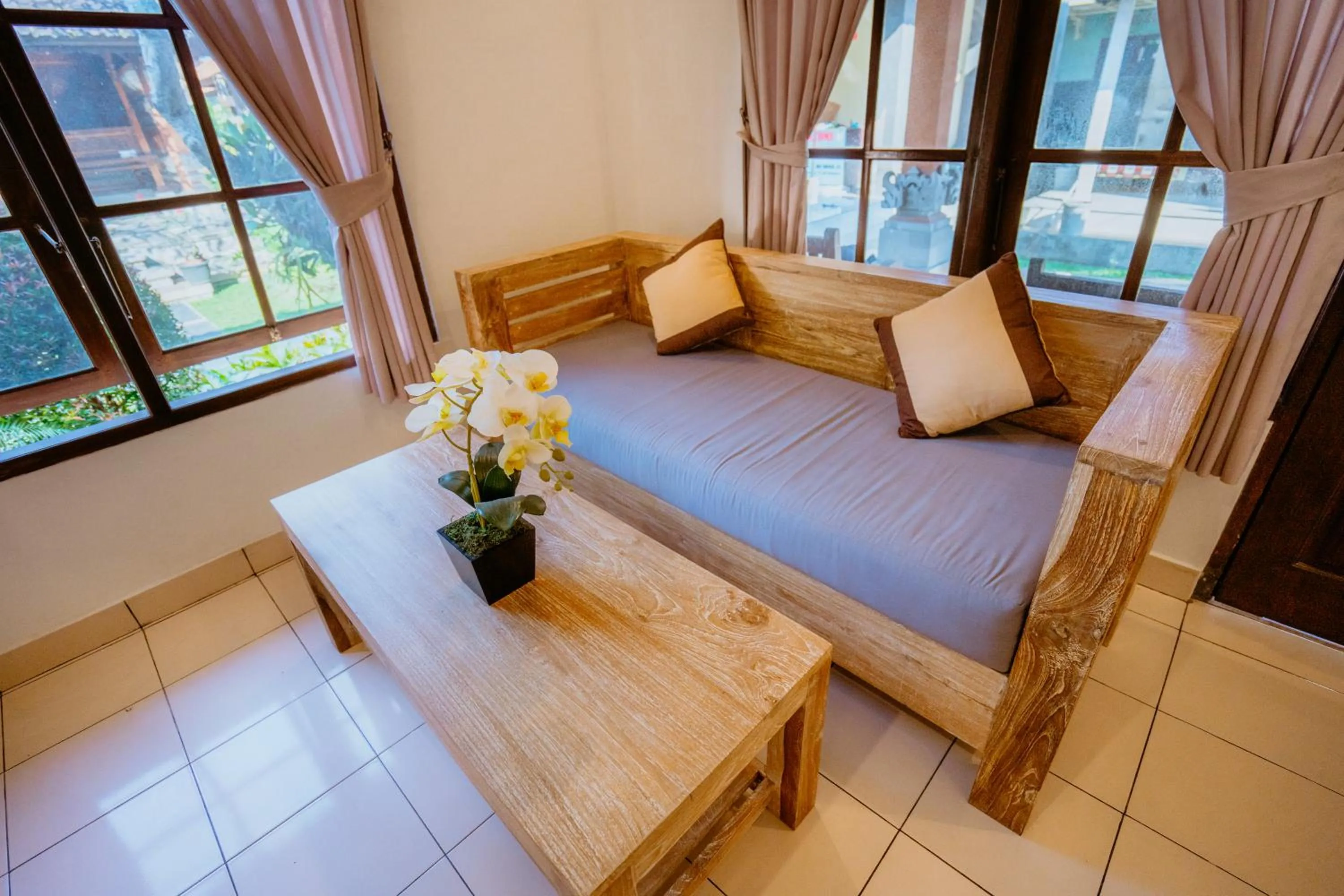 Living room, Bed in Rahayu Guest House Ubud
