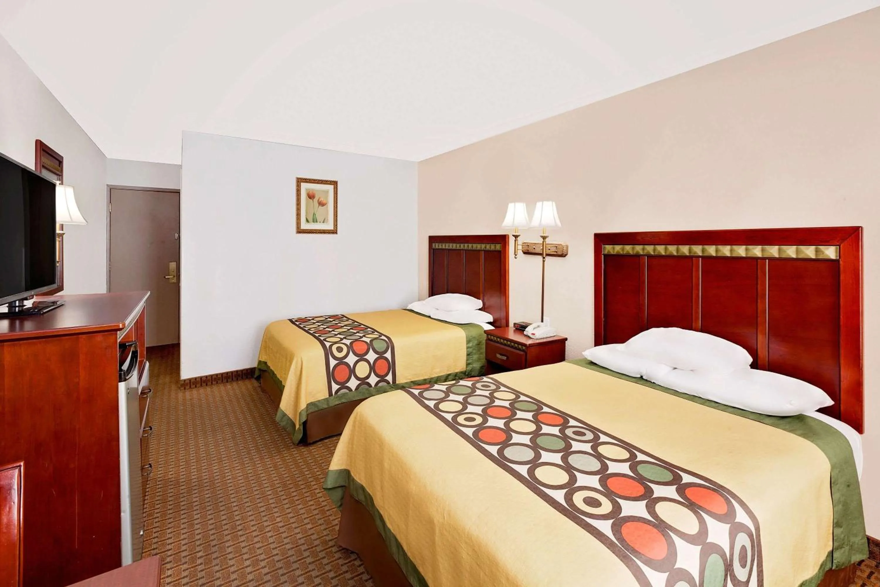 Photo of the whole room, Bed in Super 8 by Wyndham Plainview