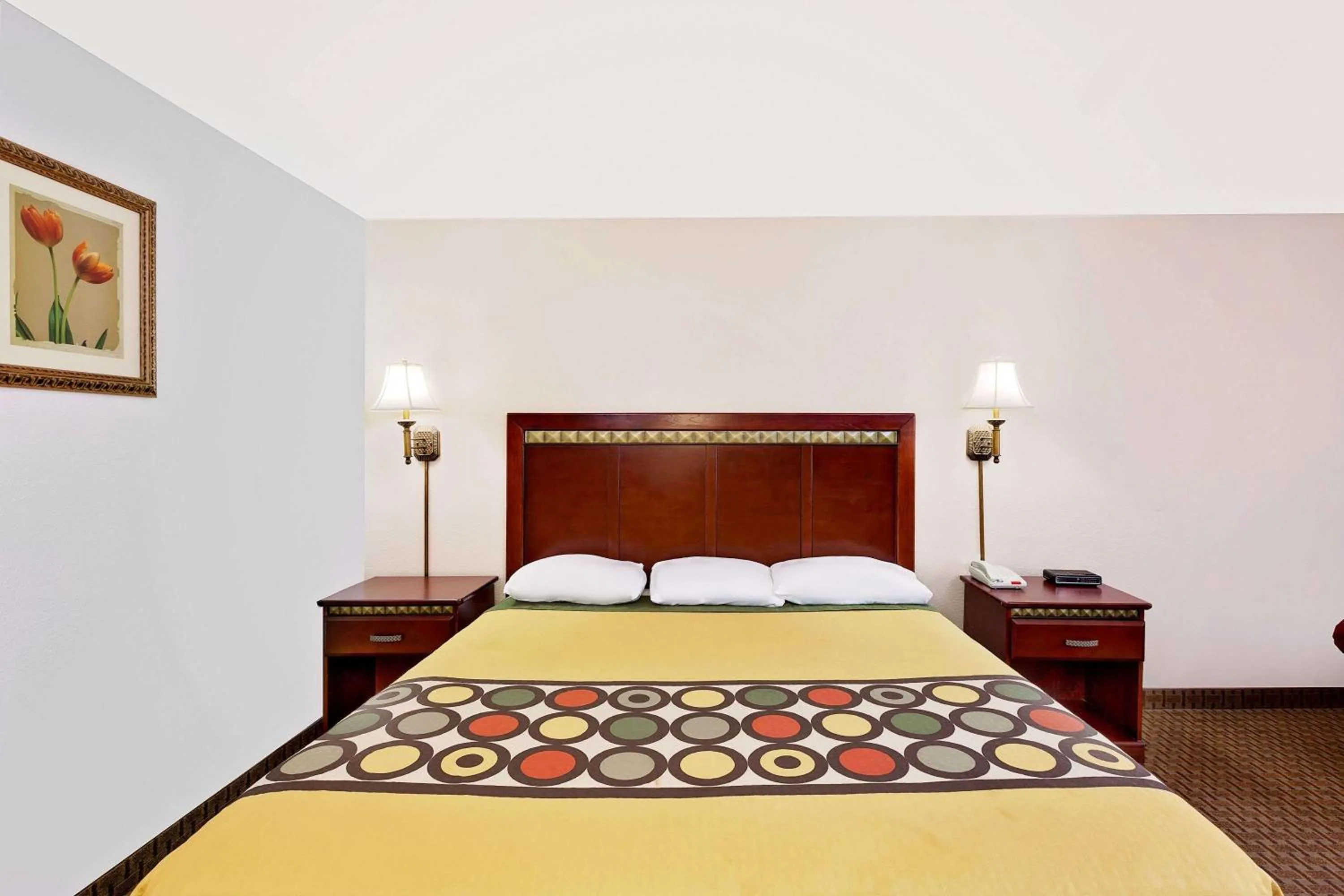 Photo of the whole room, Bed in Super 8 by Wyndham Plainview