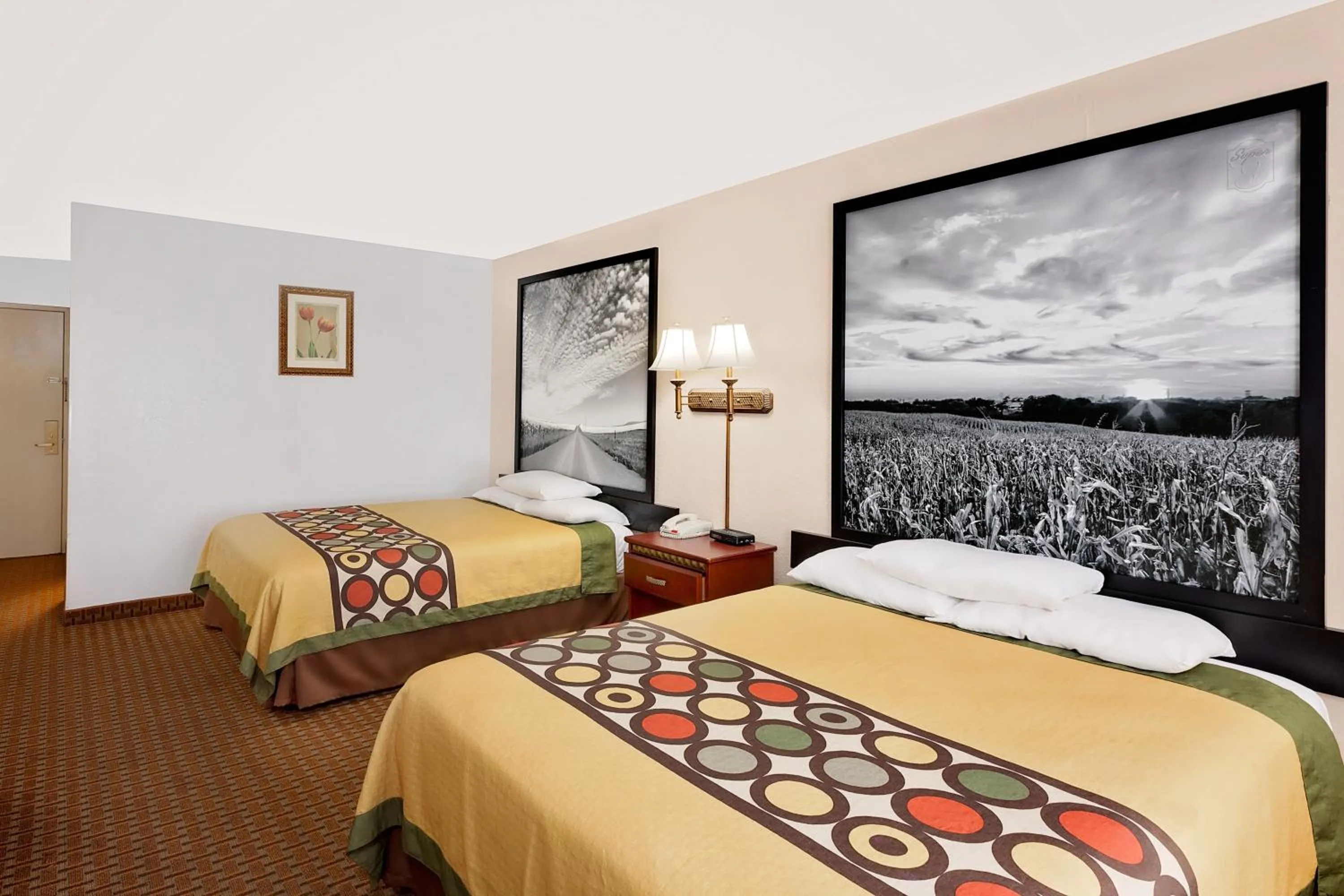 Bedroom, Bed in Super 8 by Wyndham Plainview