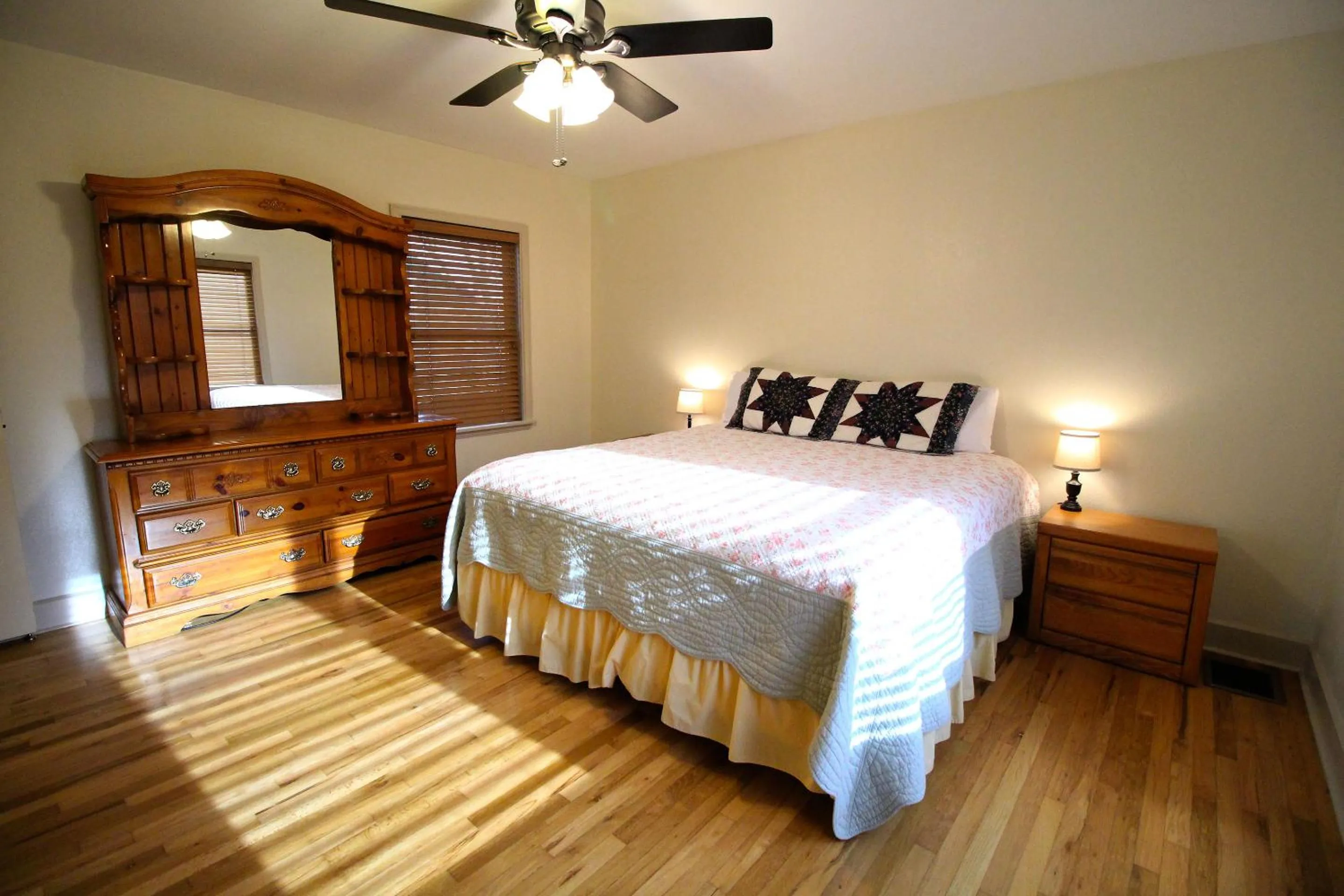 Bedroom, Bed in Peach Tree Inn & Suites