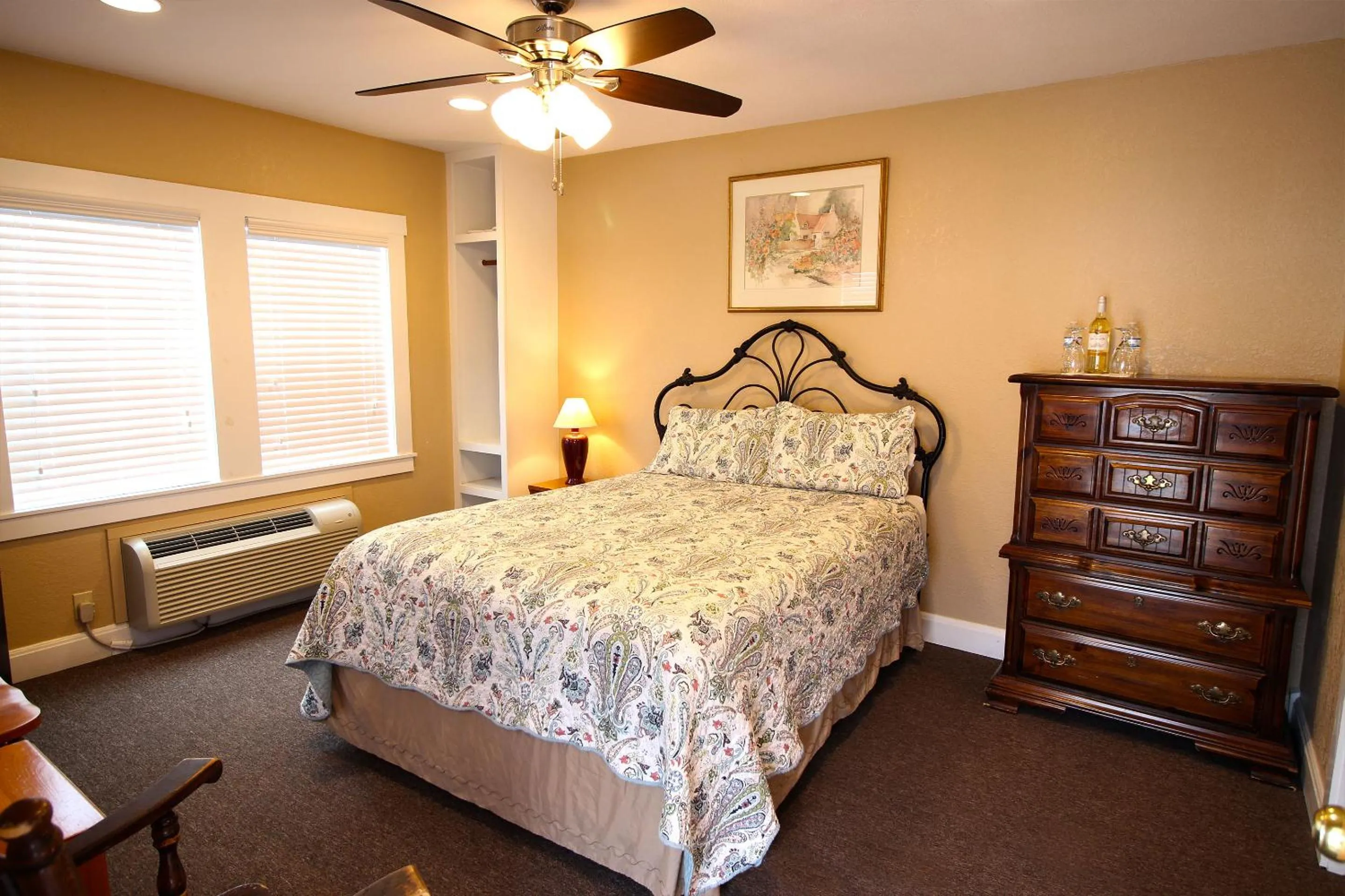 Bedroom, Bed in Peach Tree Inn & Suites