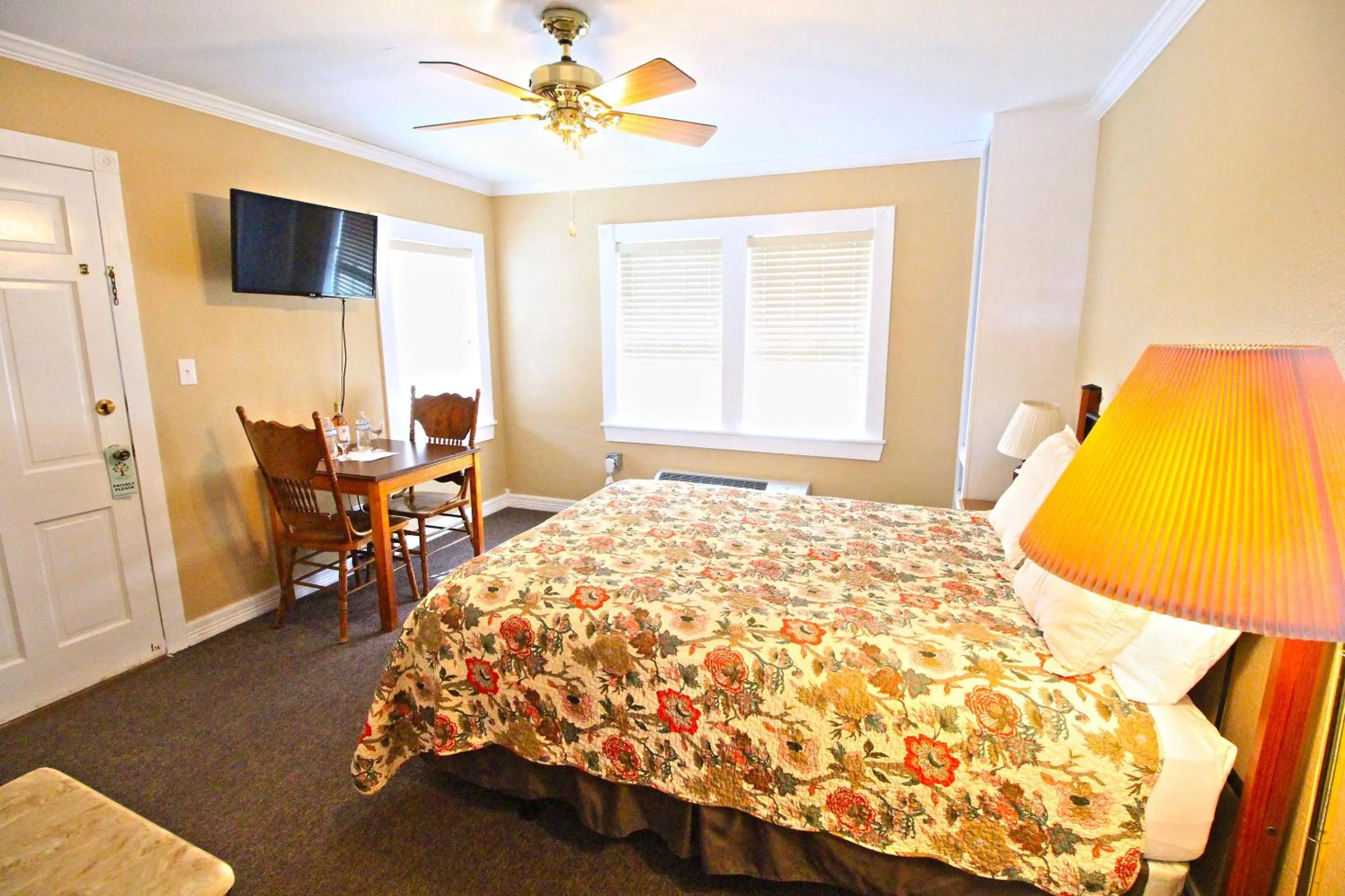 Bedroom, Bed in Peach Tree Inn & Suites