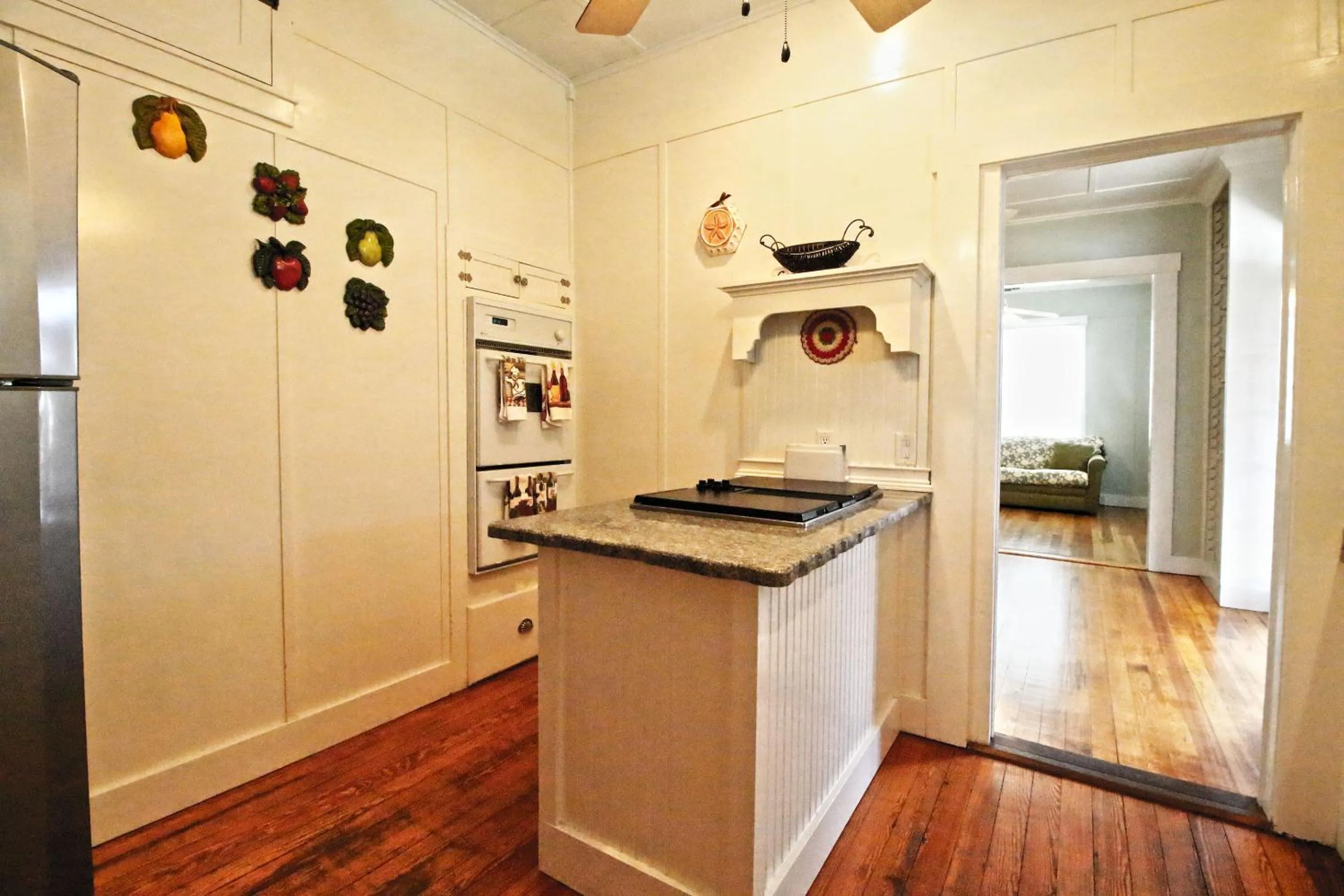 Kitchen or kitchenette in Peach Tree Inn & Suites