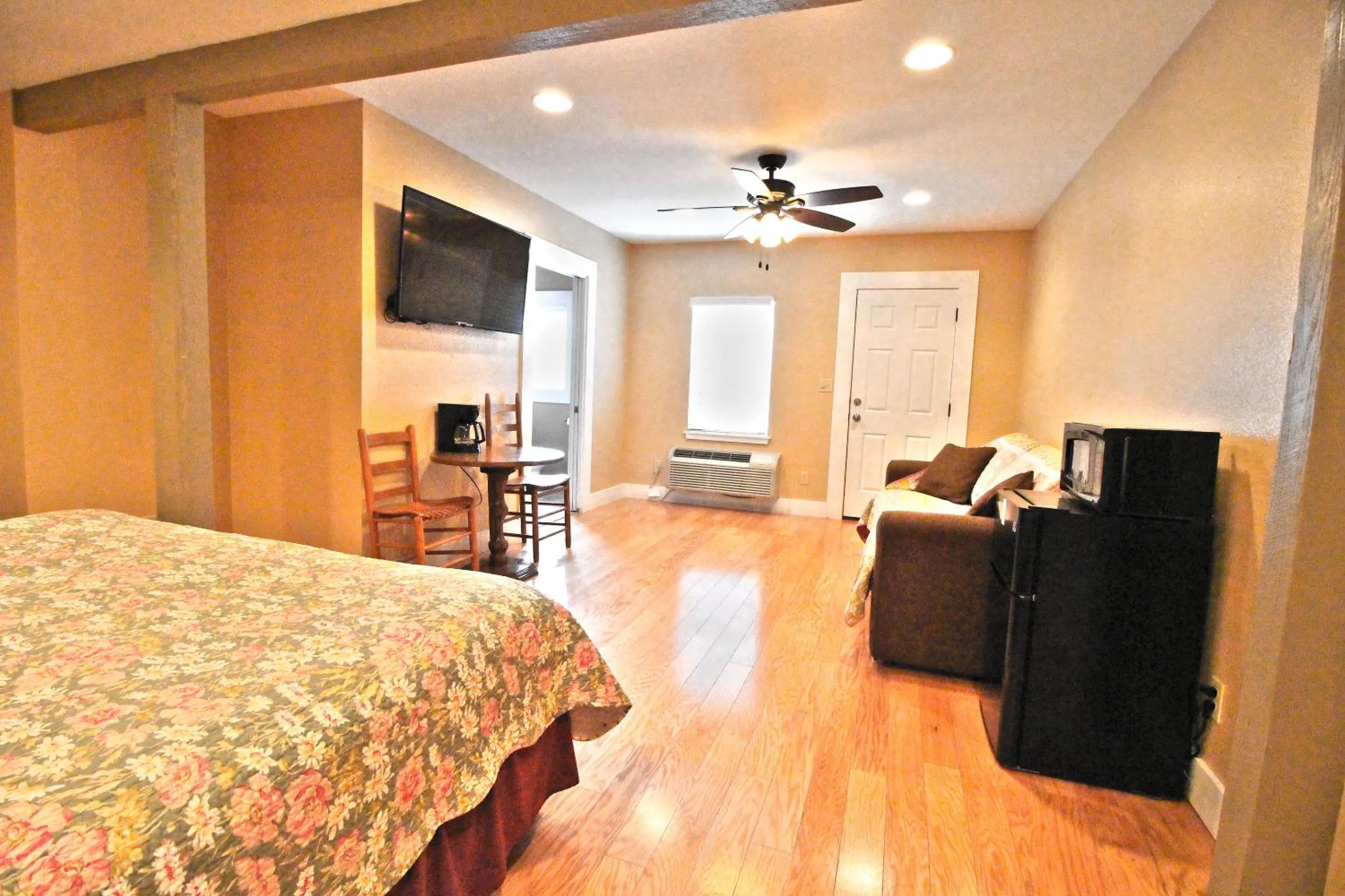 TV and multimedia, Bed in Peach Tree Inn & Suites