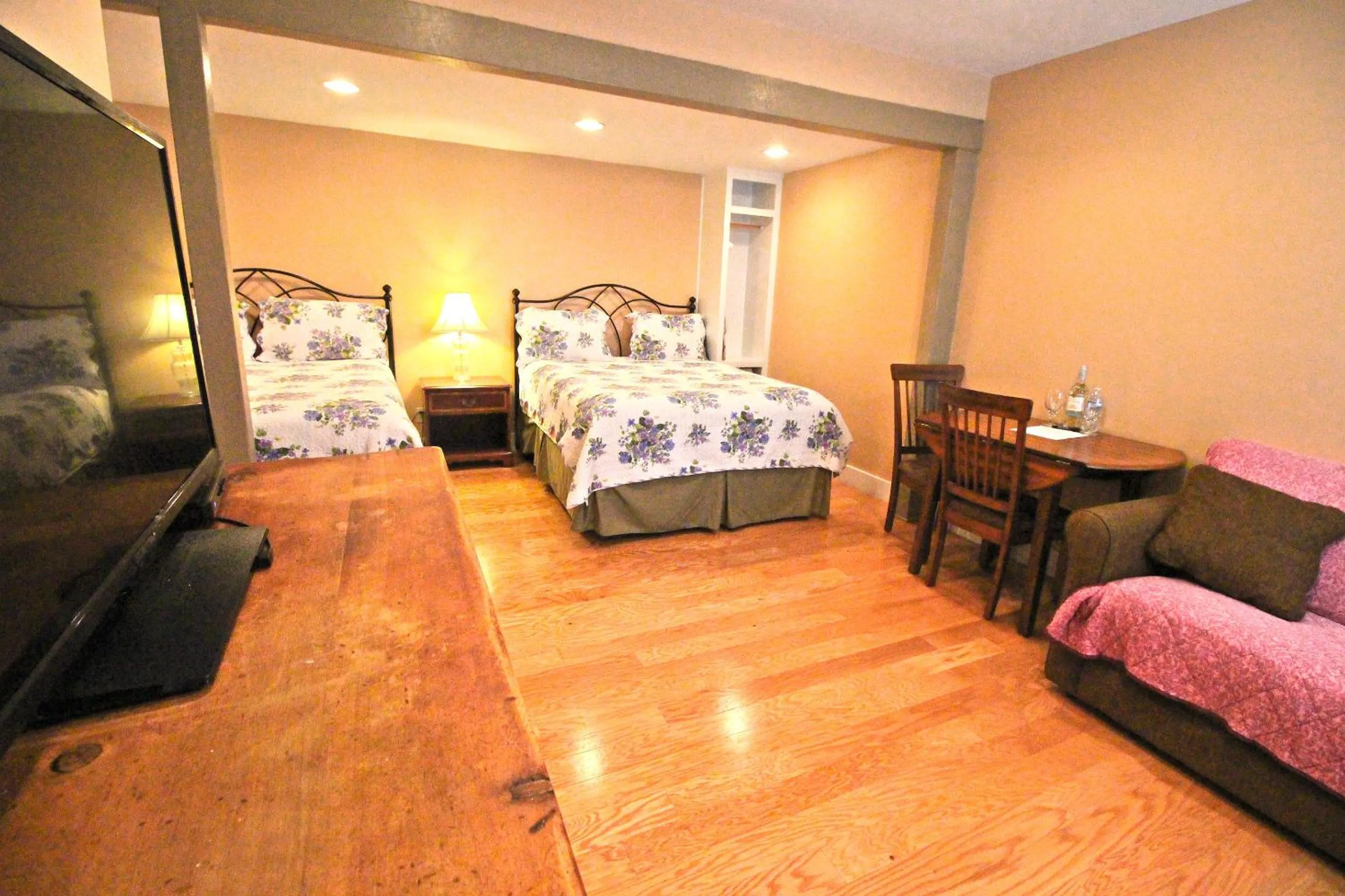 Bedroom, Bed in Peach Tree Inn & Suites