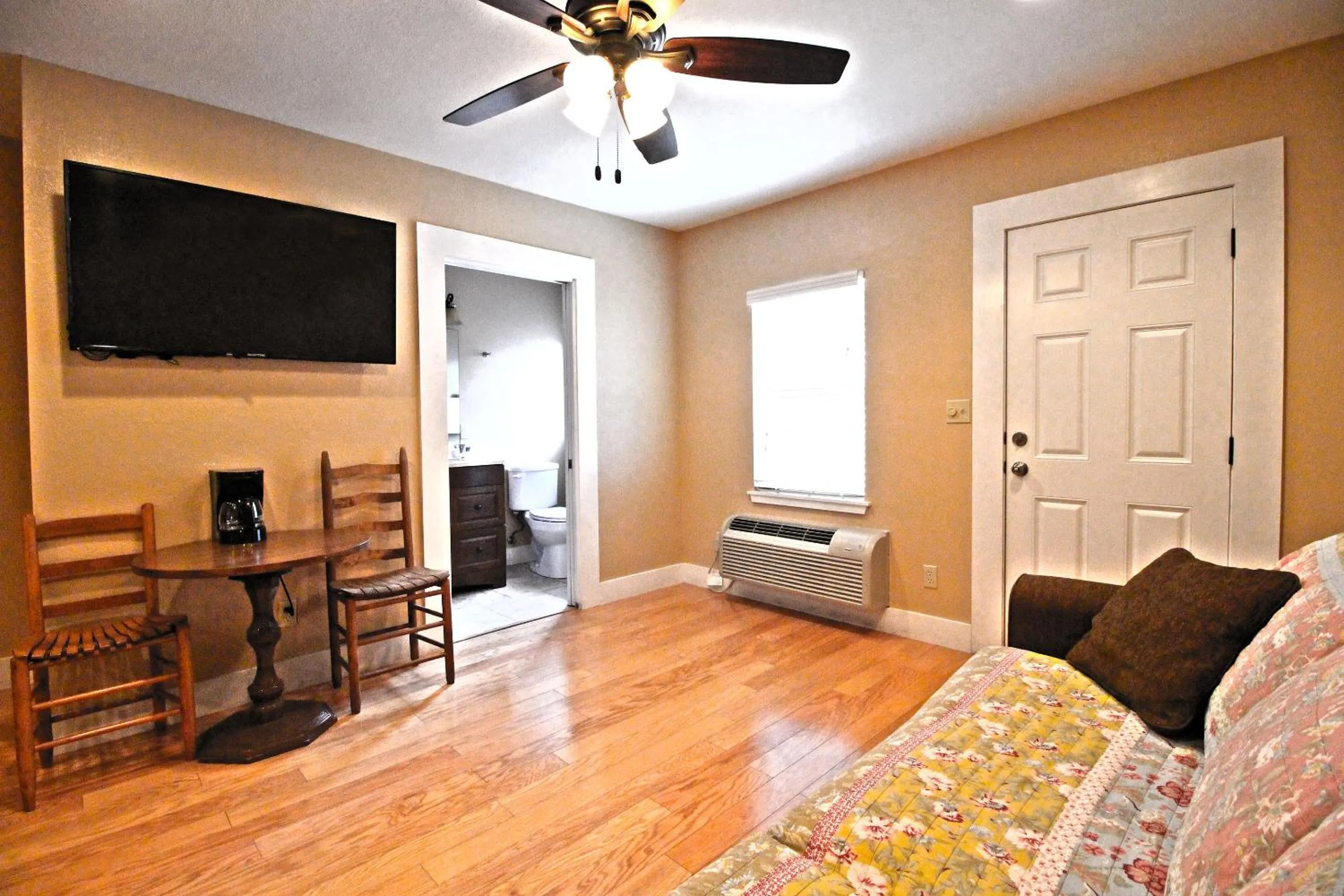 Seating area in Peach Tree Inn & Suites