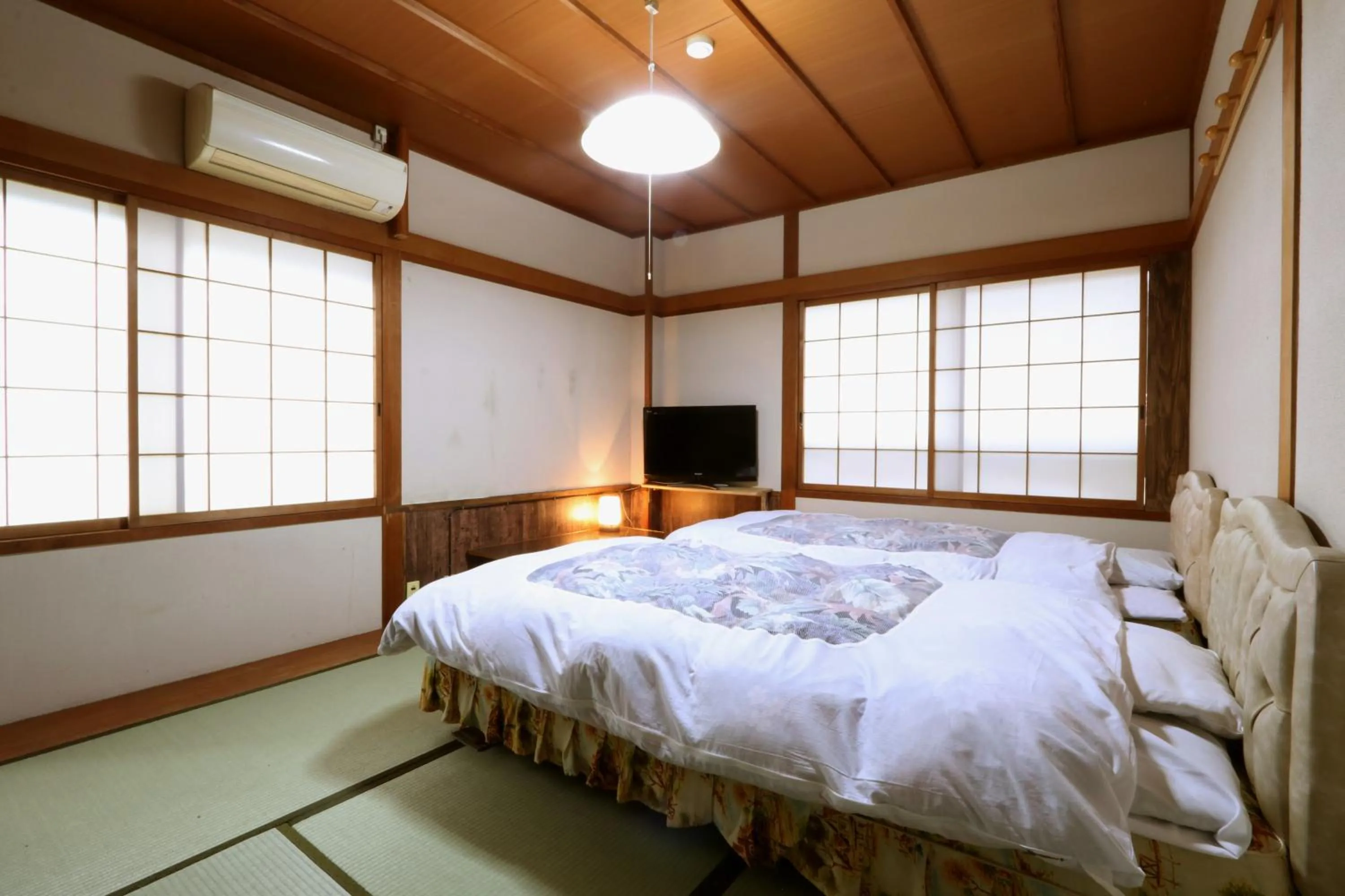 Photo of the whole room, Bed in Villa Izumoya