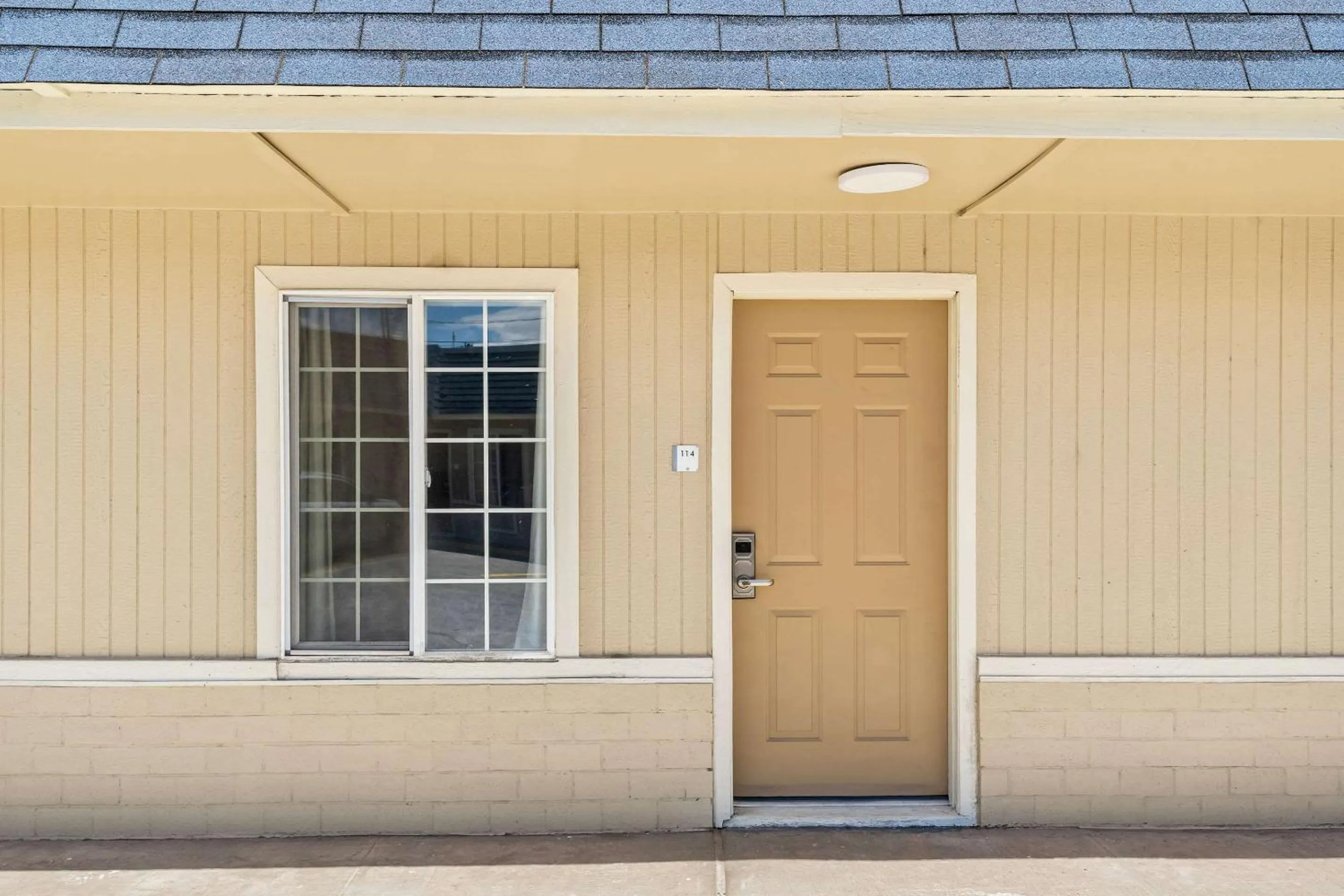 Property building in Knights Inn Hermiston