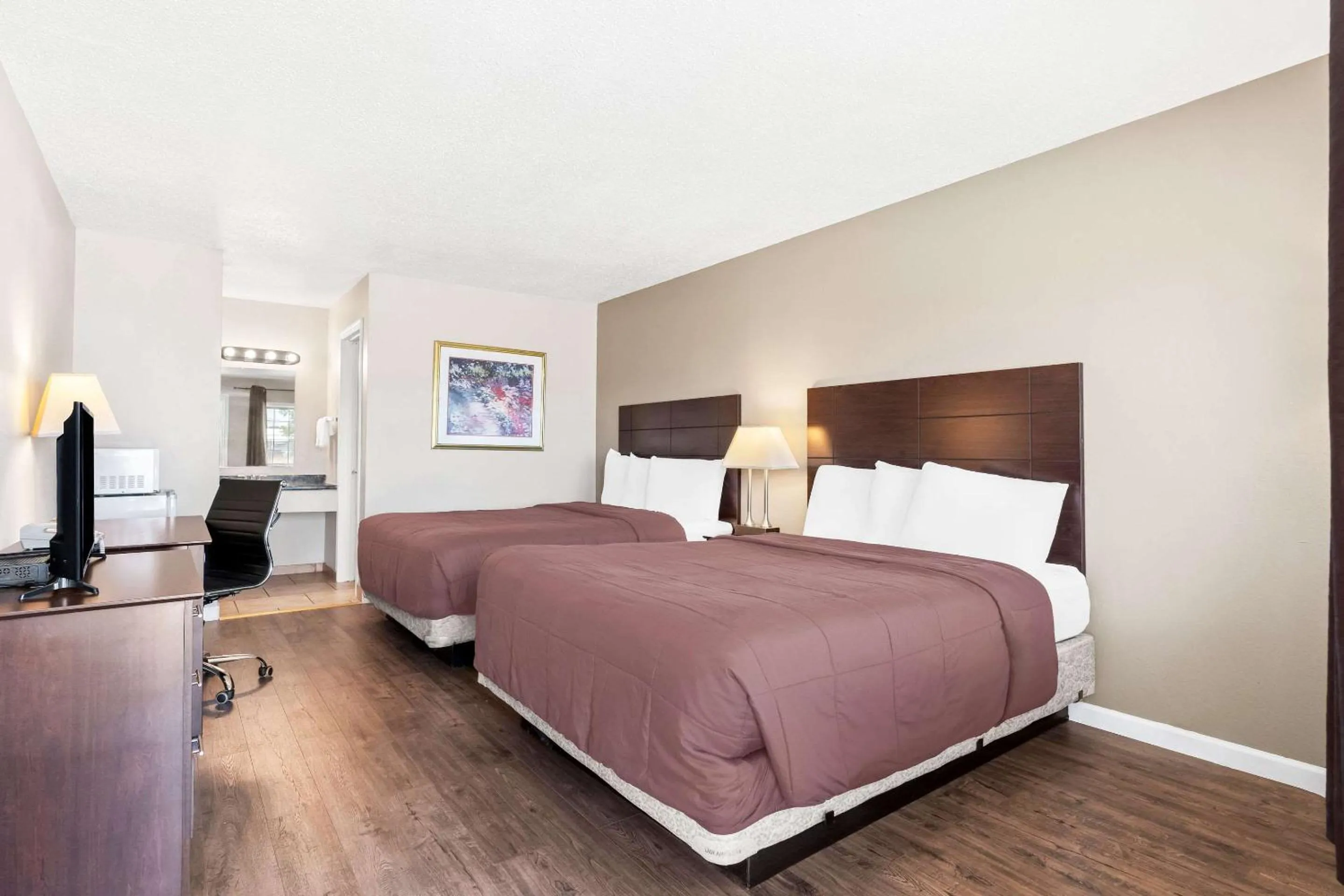 Bedroom, Bed in Knights Inn Hermiston