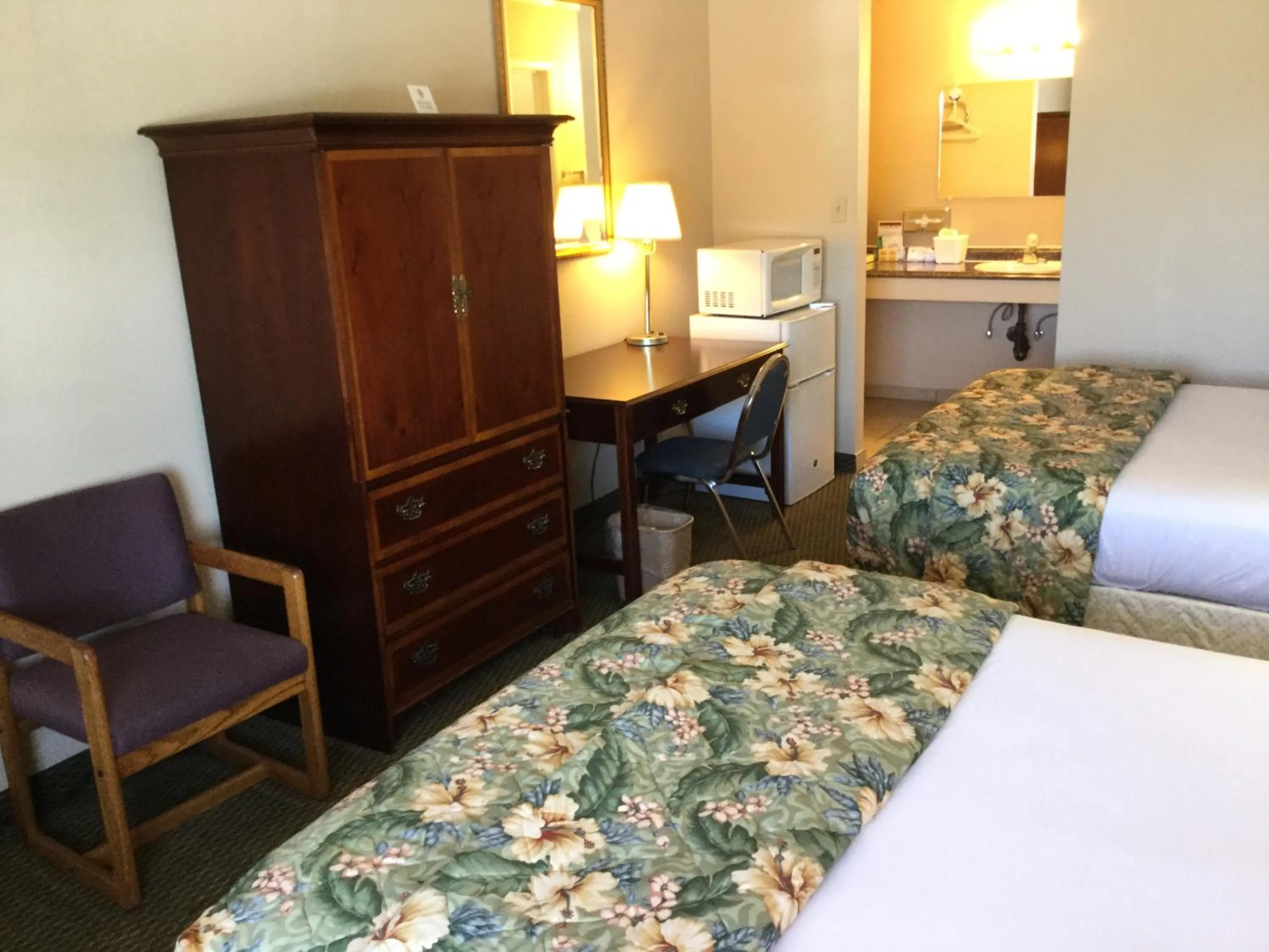 Bedroom, Bed in Knights Inn Hermiston