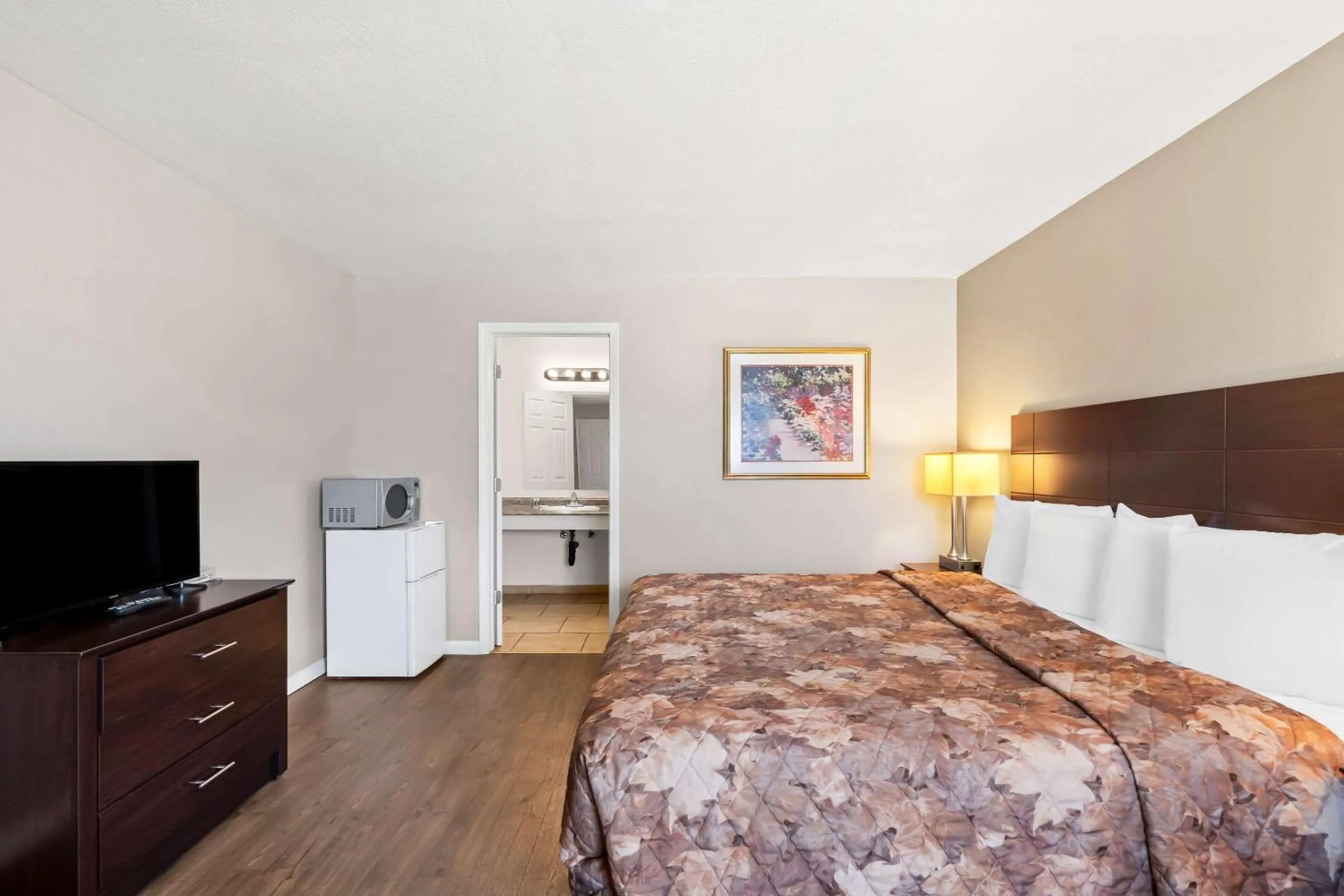 Bedroom, Bed in Knights Inn Hermiston