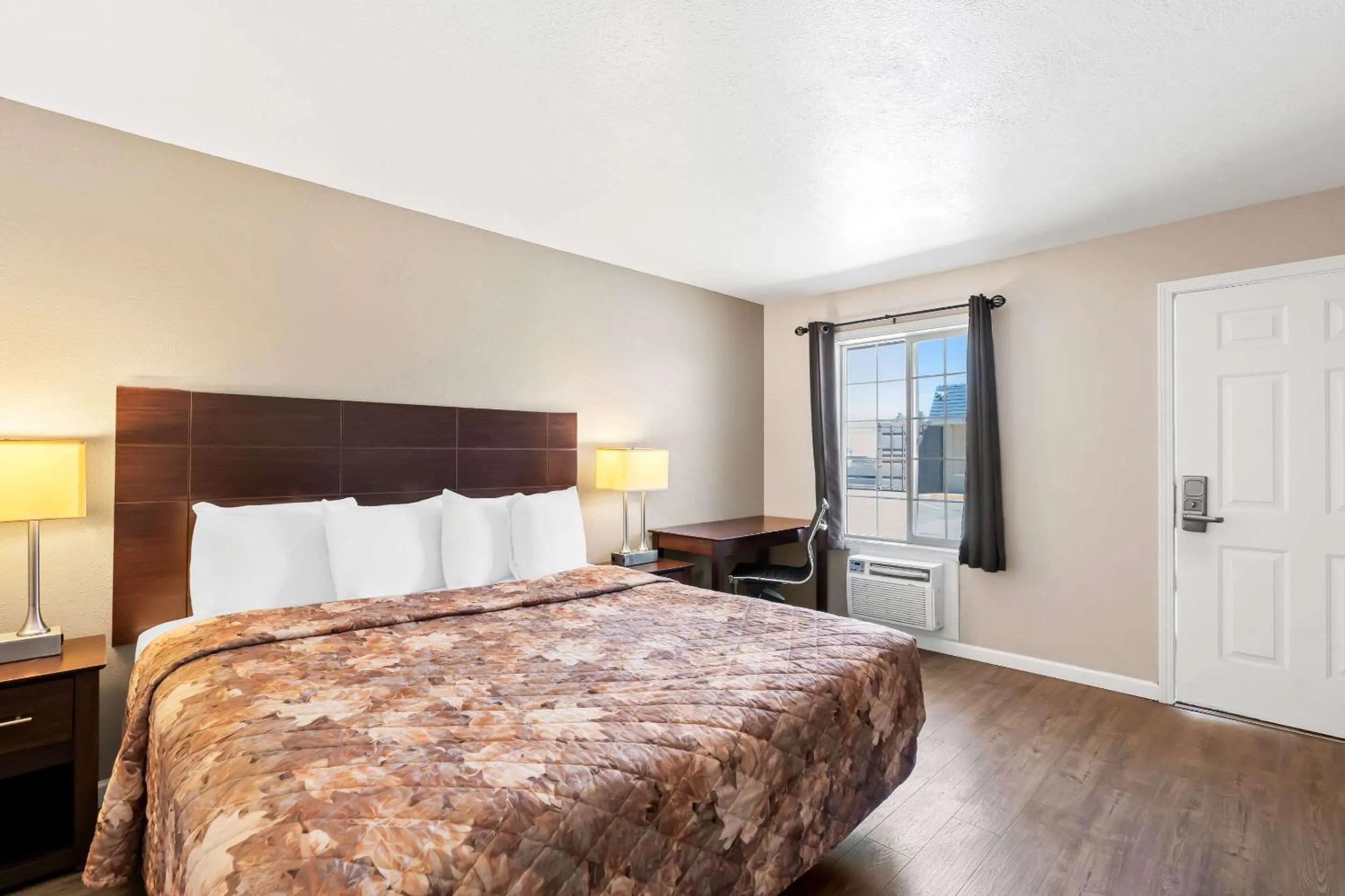 Bedroom, Bed in Knights Inn Hermiston