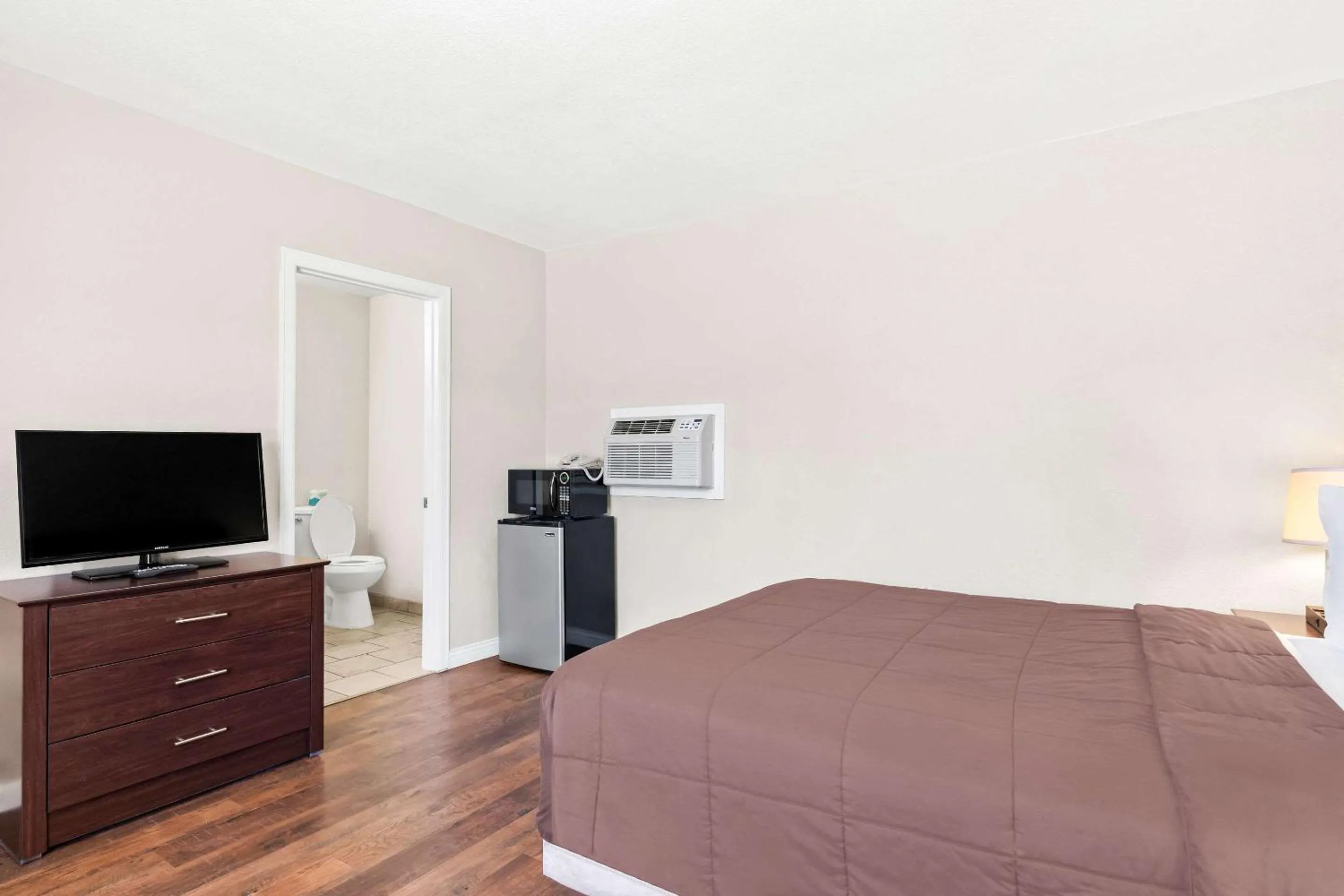 Bedroom, Bed in Knights Inn Hermiston