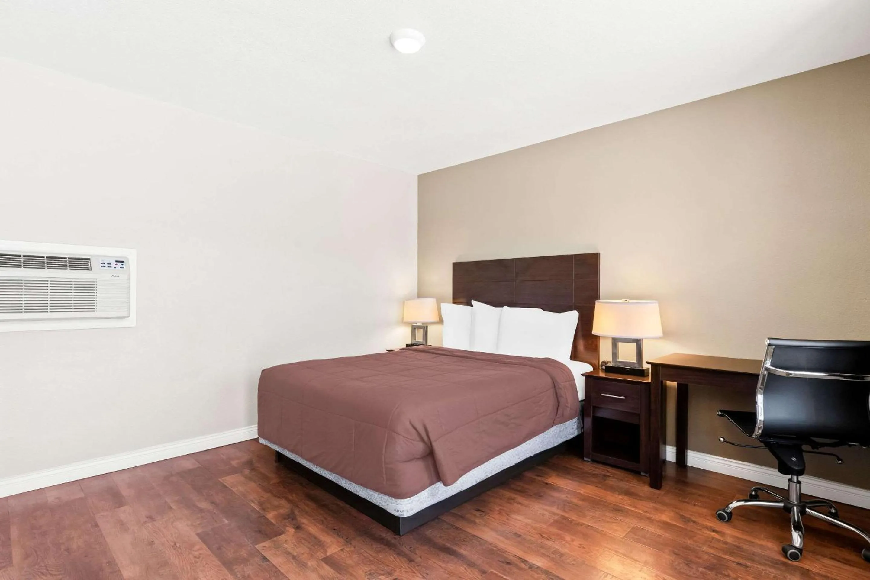 Bedroom, Bed in Knights Inn Hermiston