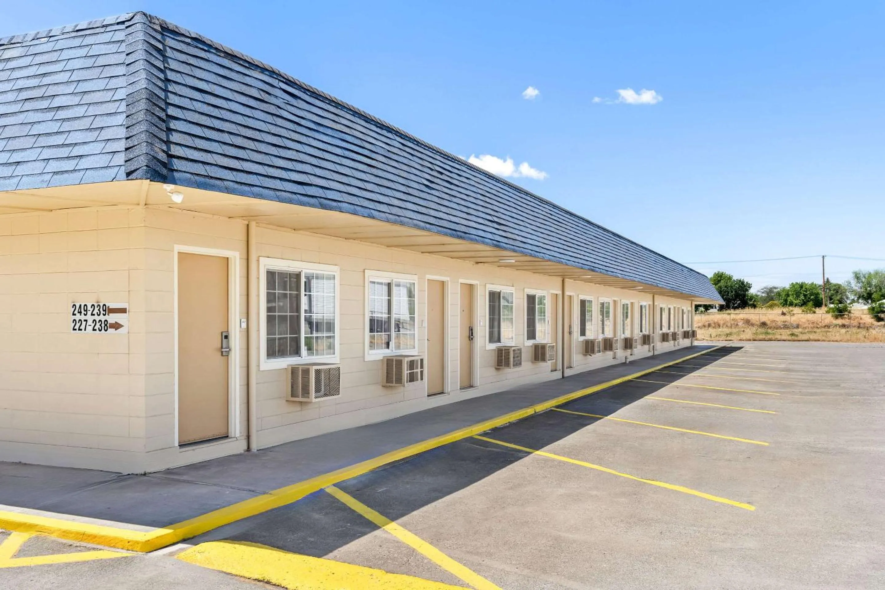 Property building in Knights Inn Hermiston