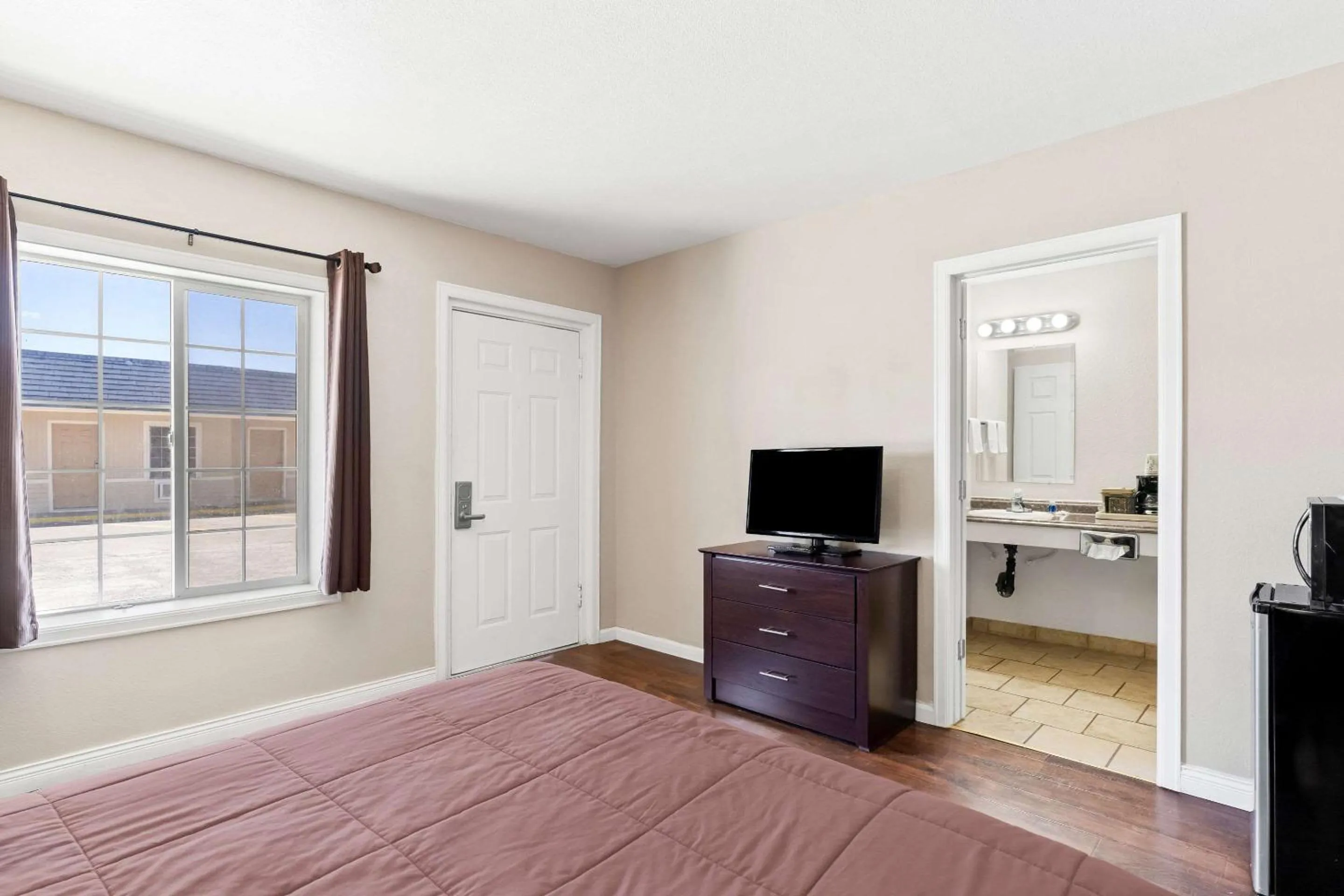 Bedroom, Bed in Knights Inn Hermiston