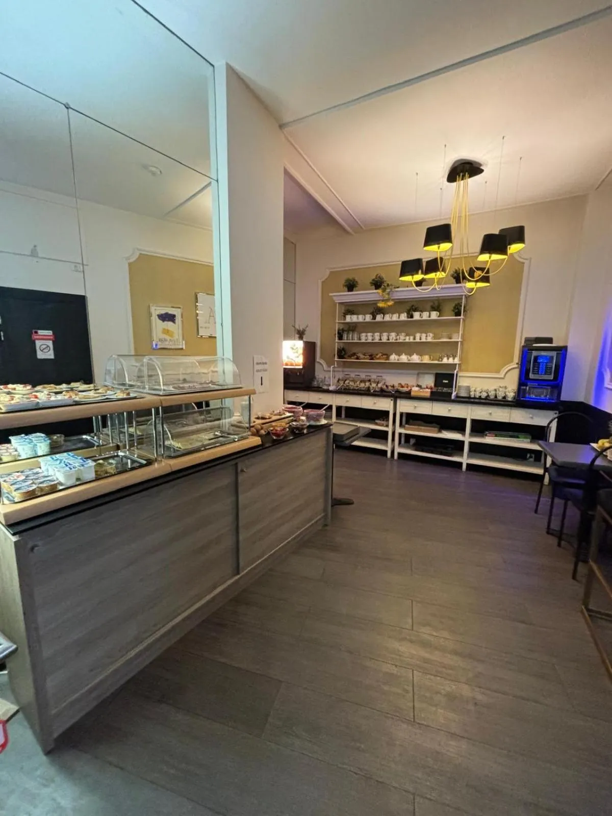 Buffet breakfast in Régina Boutique Hotel