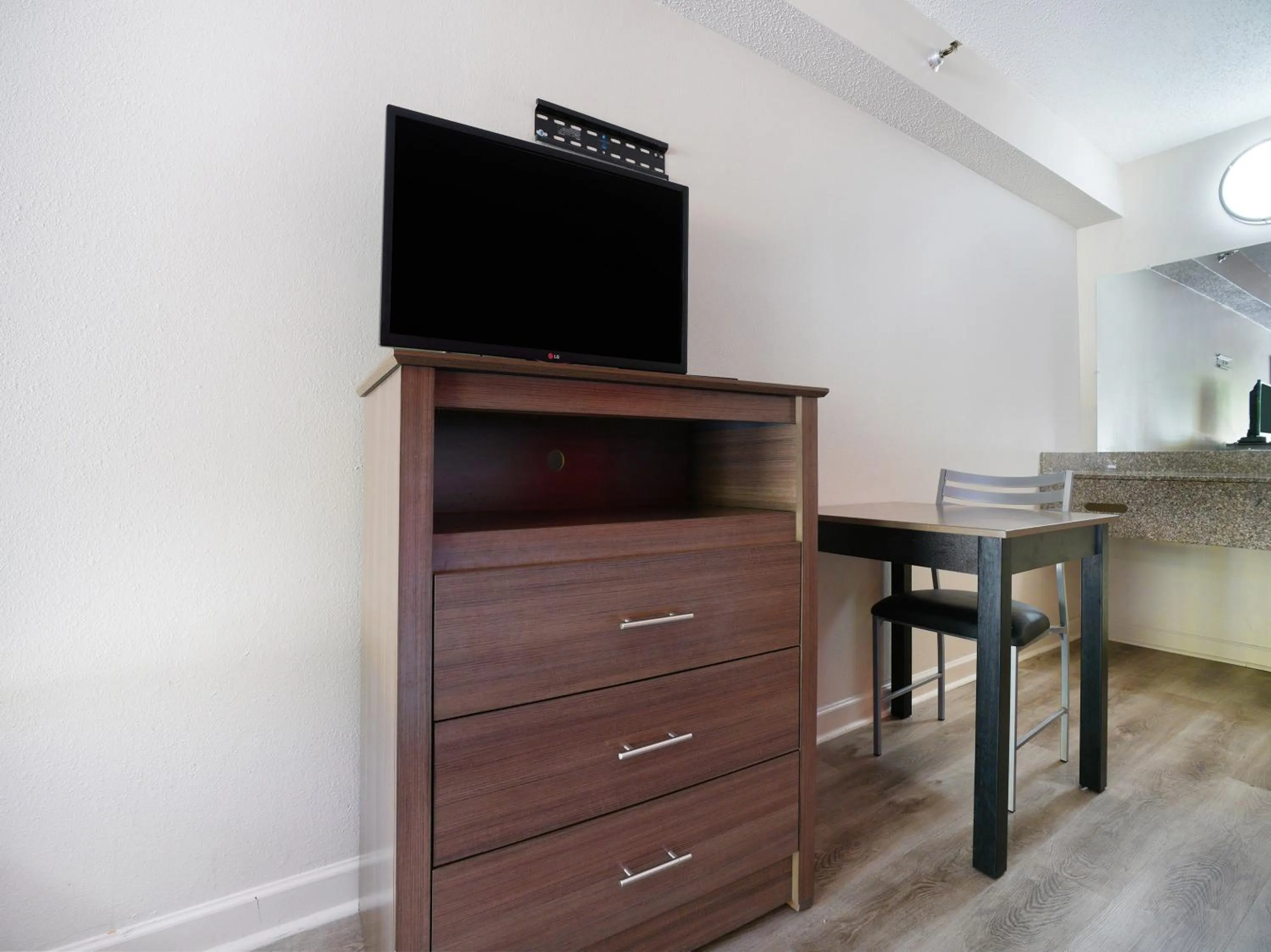 TV and multimedia in OYO Hotel Decatur I-285 The Perimeter