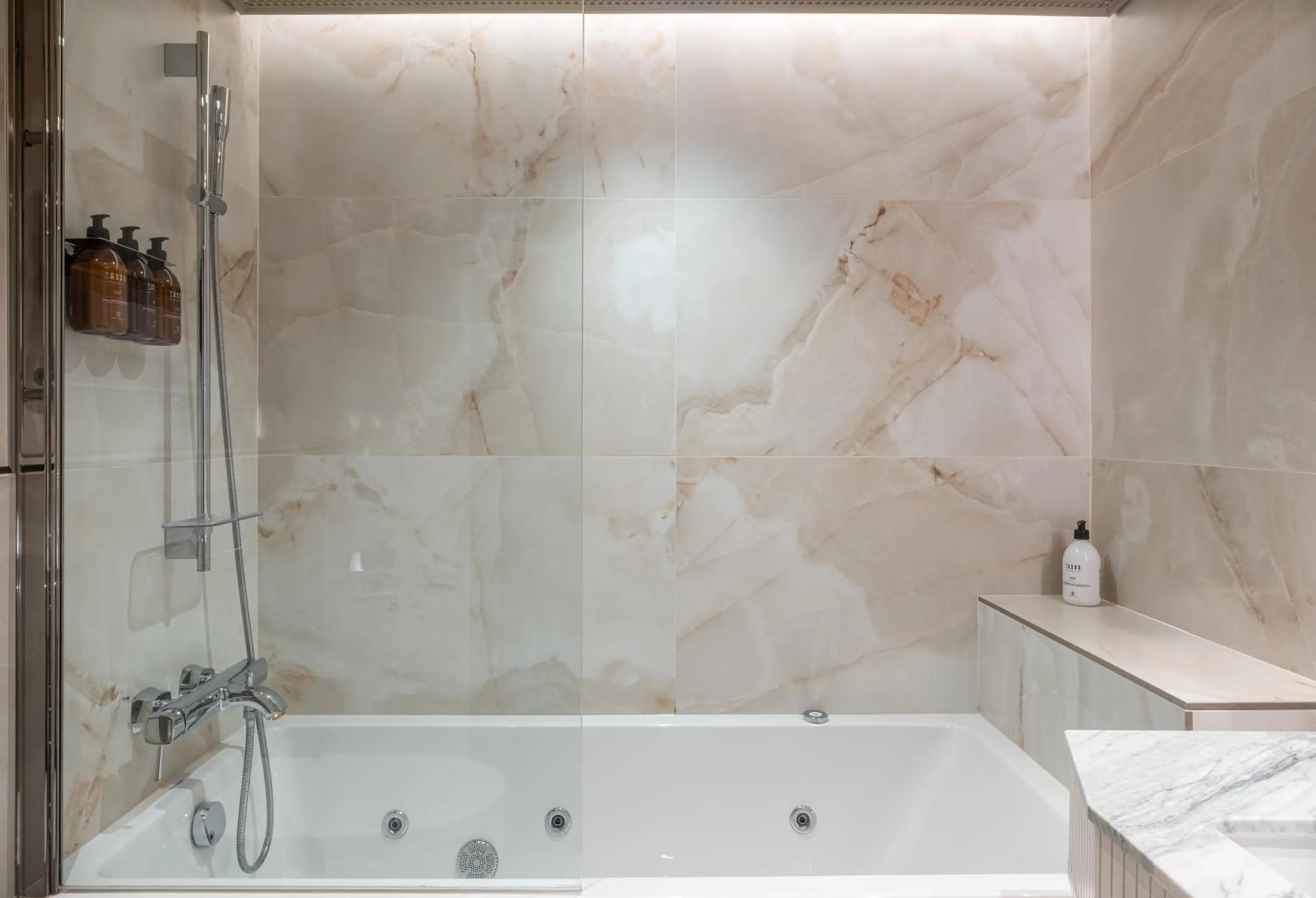 Bathroom in Hôtel le Derby Alma by Inwood Hotels