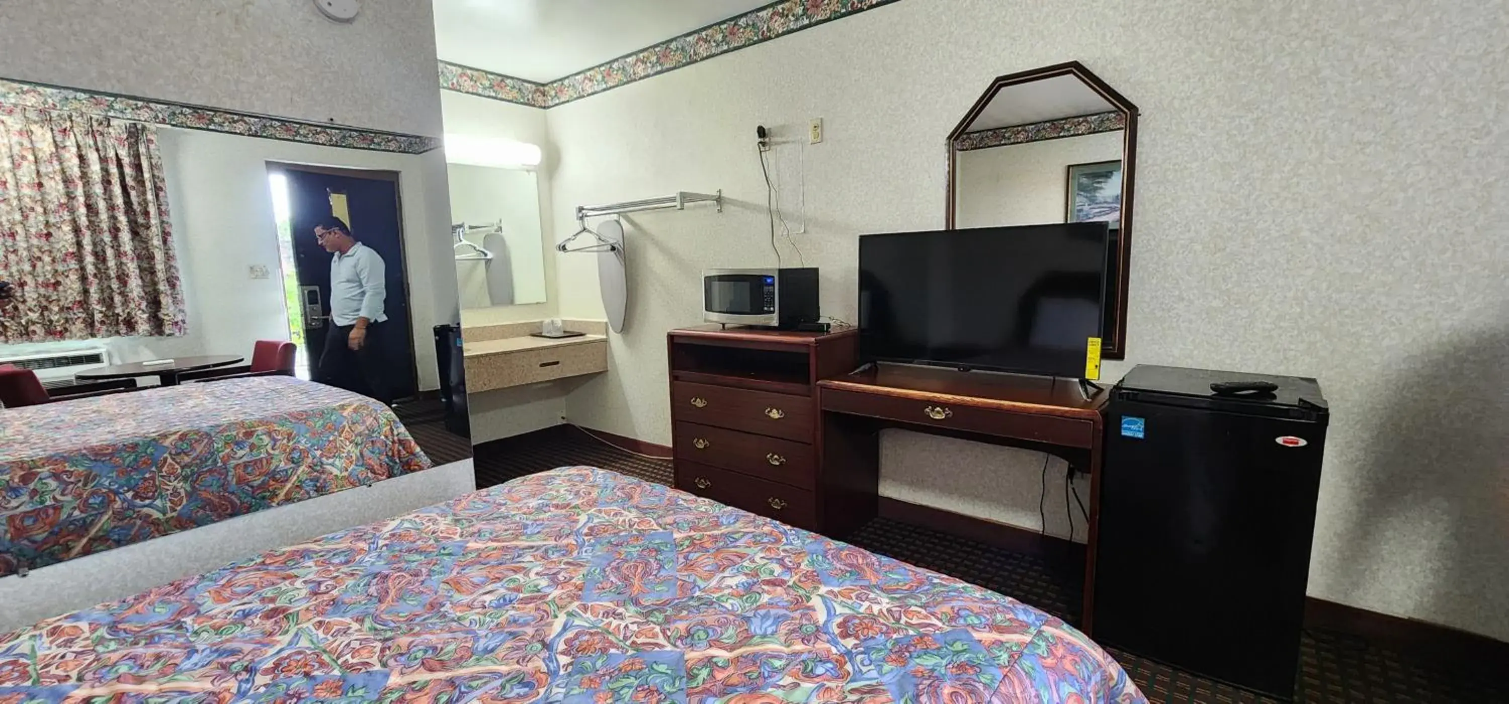 King Bed Smoking in Turnpike Motel Richmond VA by Hotel O US 60 King Bed Smoking in Turnpike Motel Richmond VA by Hotel O US 60