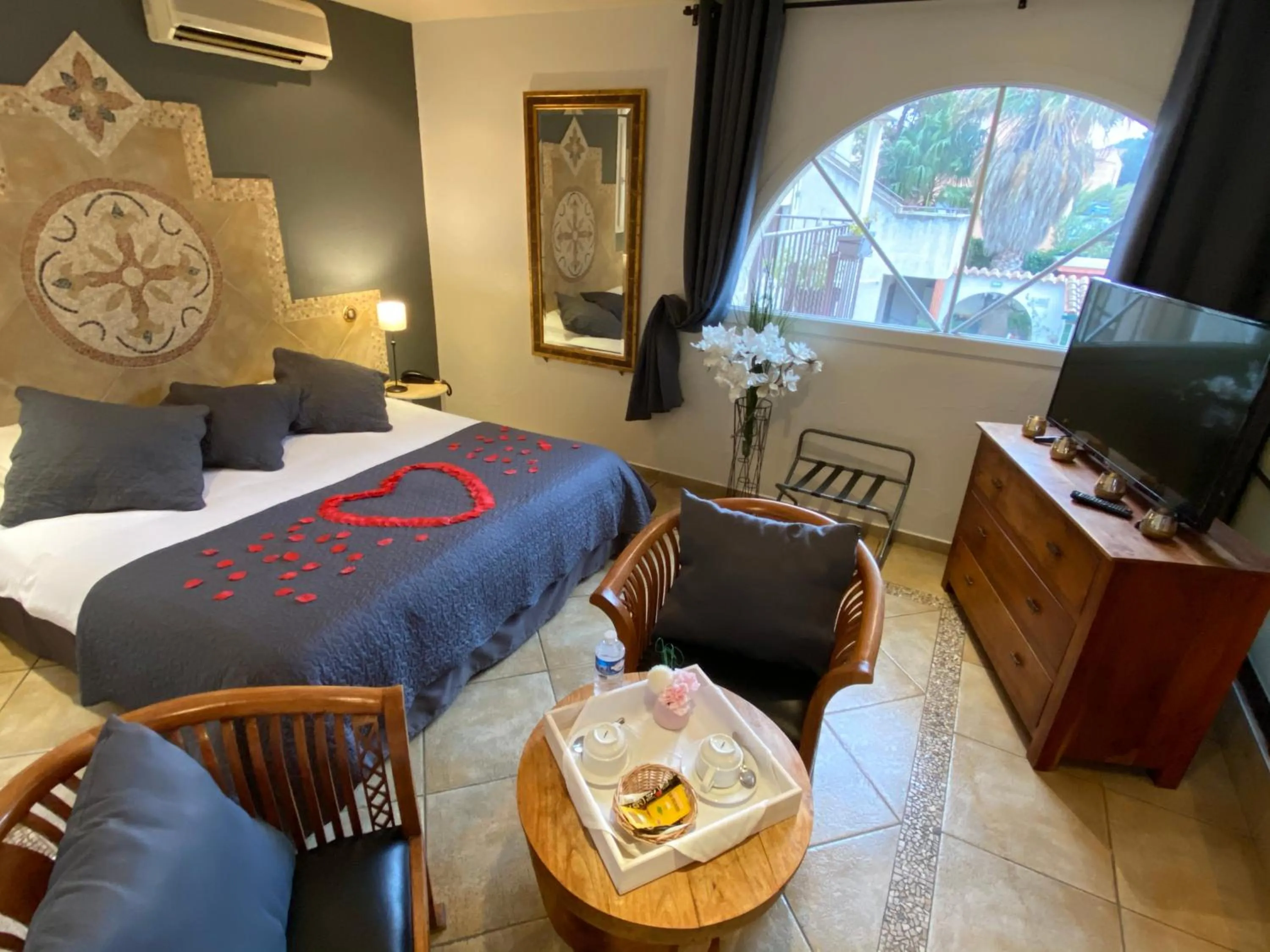 Bed in Logis Hôtel Les II Mas - Perpignan Sud