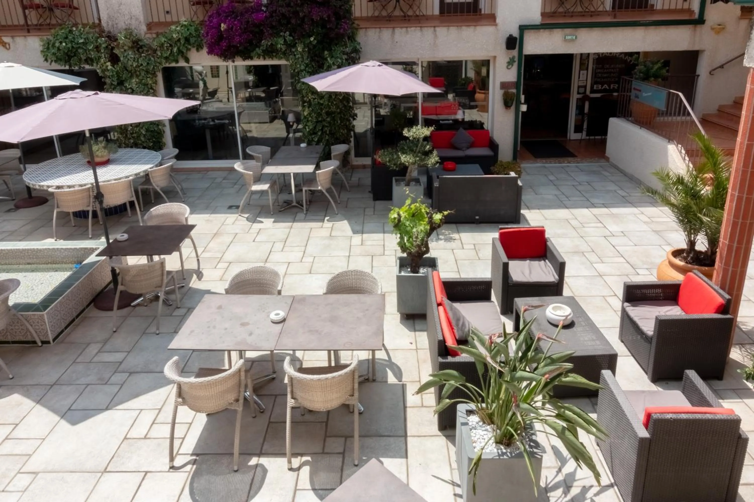 Patio in Logis Hôtel Les II Mas - Perpignan Sud