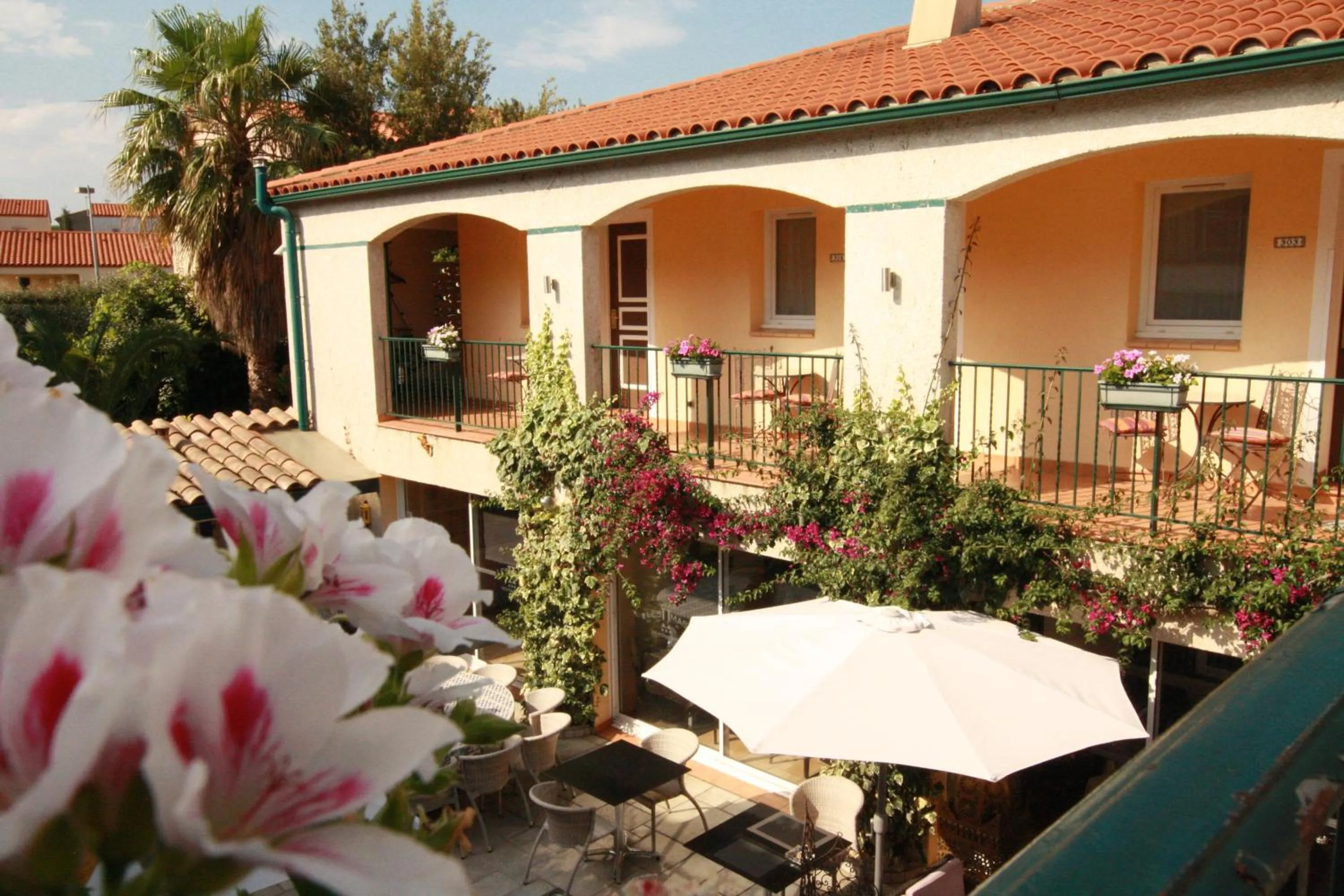 Property building in Logis Hôtel Les II Mas - Perpignan Sud