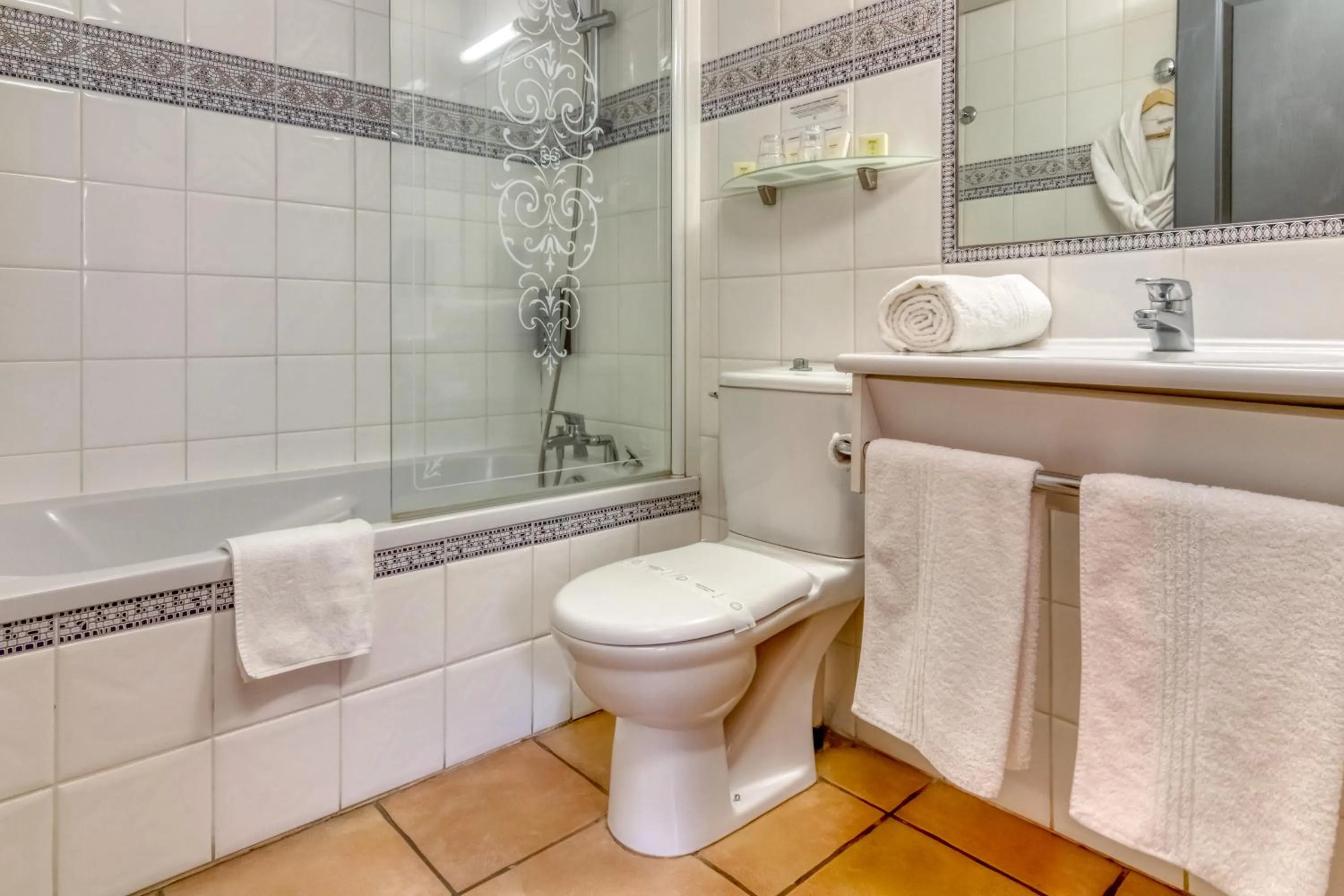 Toilet in Logis Hôtel Les II Mas - Perpignan Sud