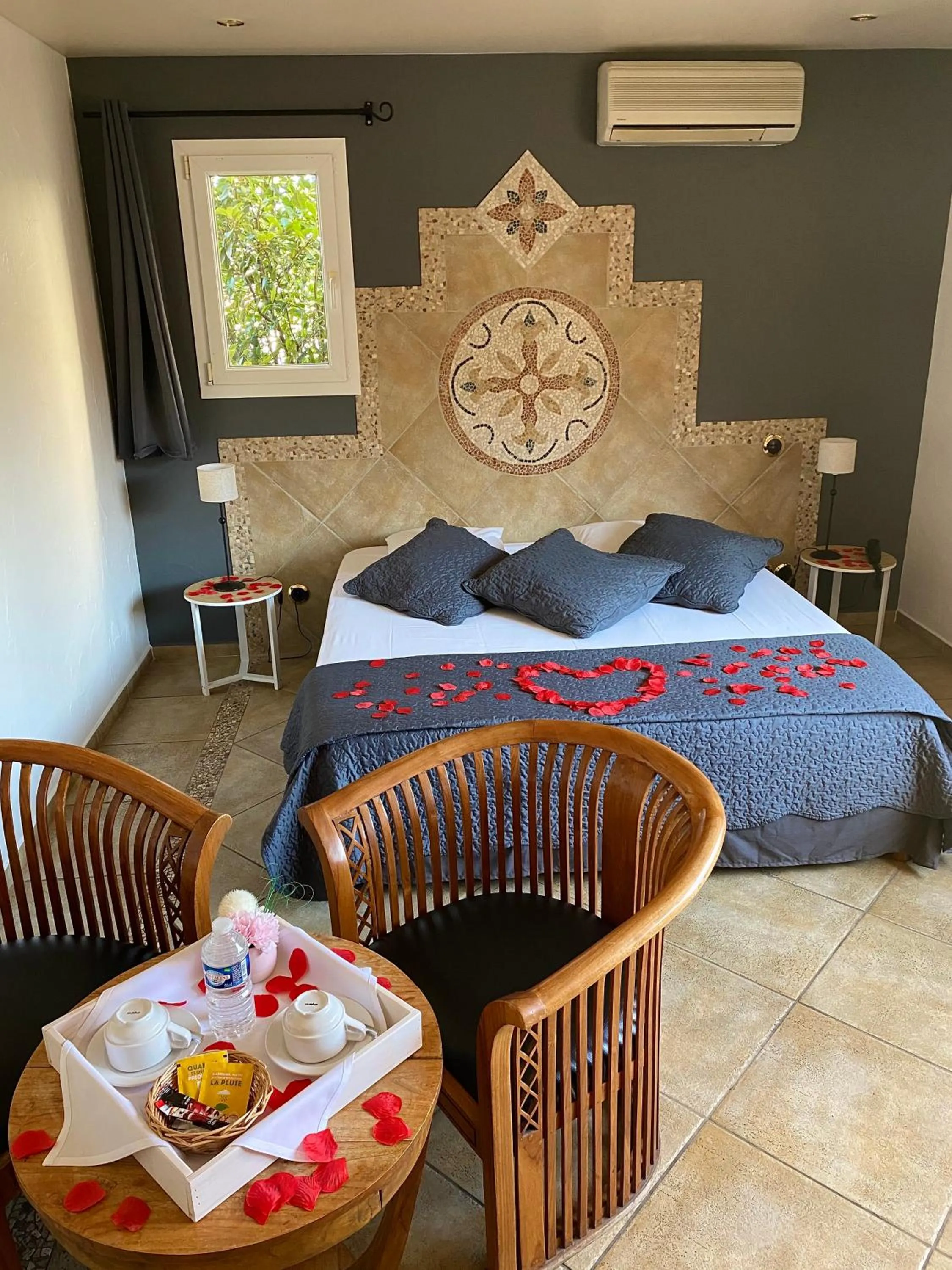 Bed in Logis Hôtel Les II Mas - Perpignan Sud