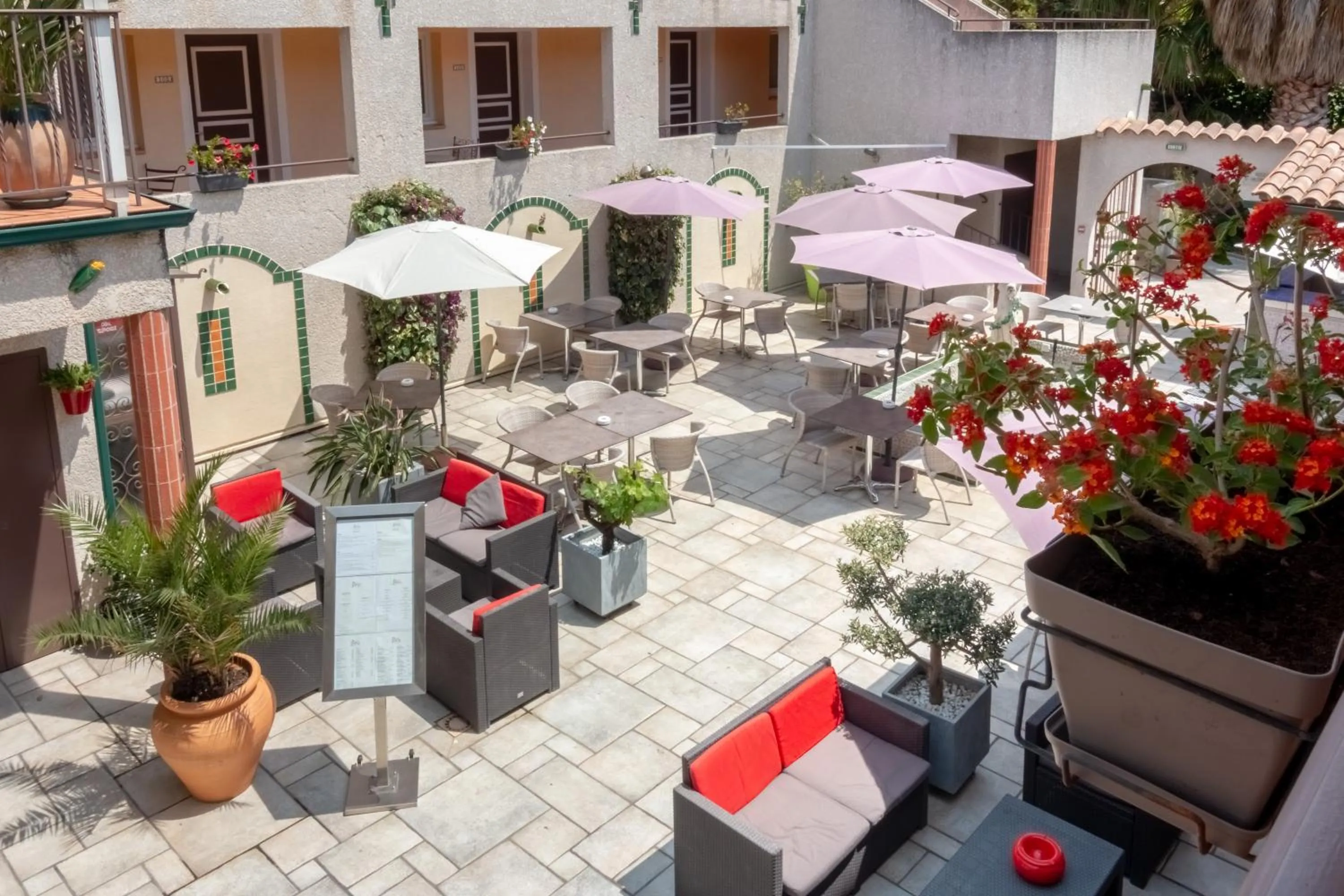 Patio in Logis Hôtel Les II Mas - Perpignan Sud